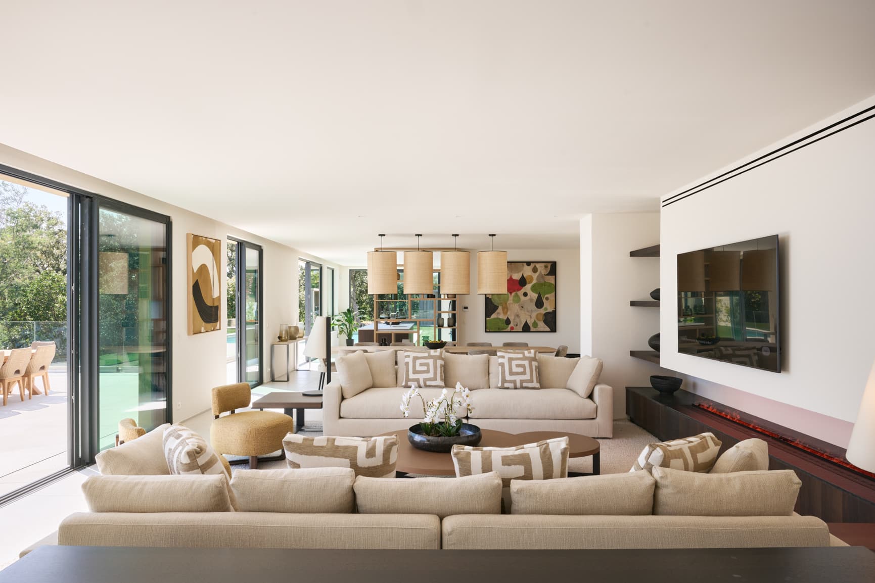 Vaste salon lumineux ouvert sur l’extérieur dans cette villa à vendre à Grimaud avec vue mer sur le golfe de Saint-Tropez.