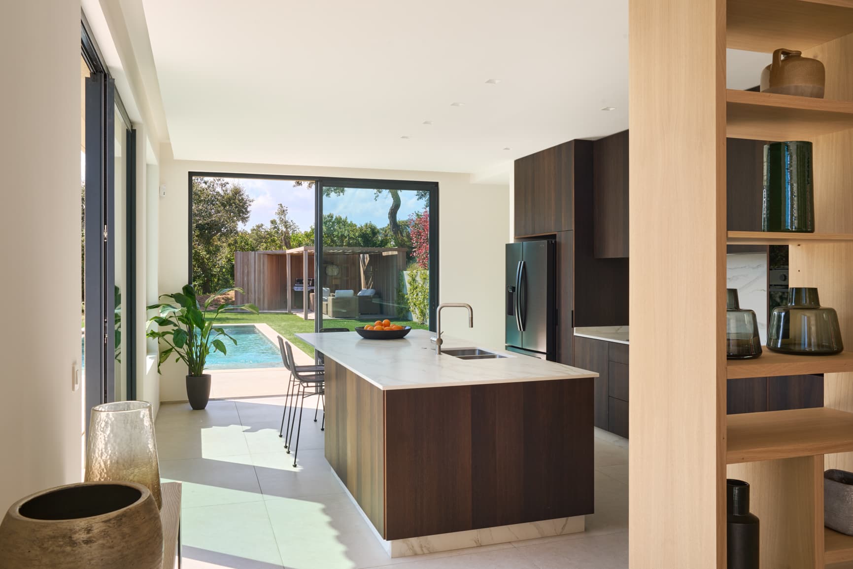 Cuisine contemporaine entièrement équipée dans cette villa à vendre à Grimaud avec vue mer sur le golfe de Saint-Tropez.