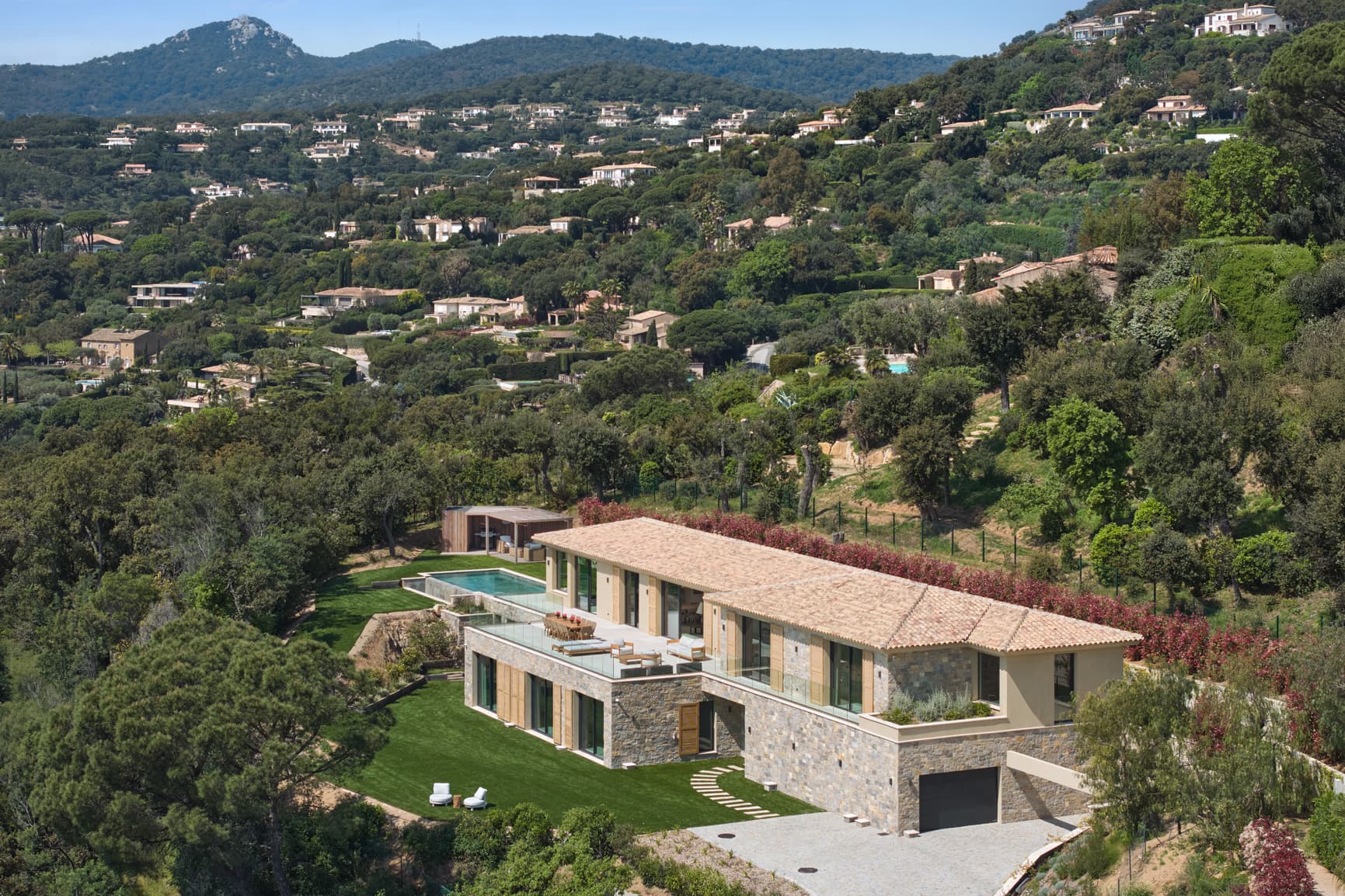 Villa contemporaine à vendre à Grimaud avec vue mer panoramique sur le golfe de Saint-Tropez. Propriété neuve d’environ 485 m².