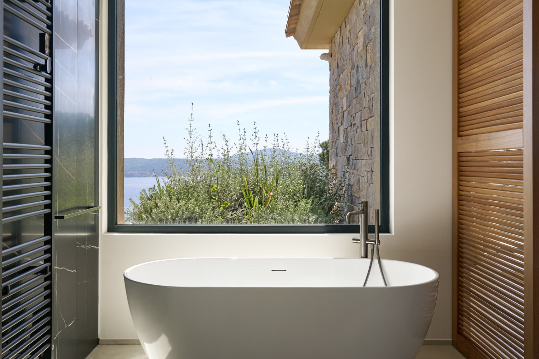 Salle de bains avec vue mer dans cette villa contemporaine à vendre à Grimaud au cœur du golfe de Saint-Tropez.