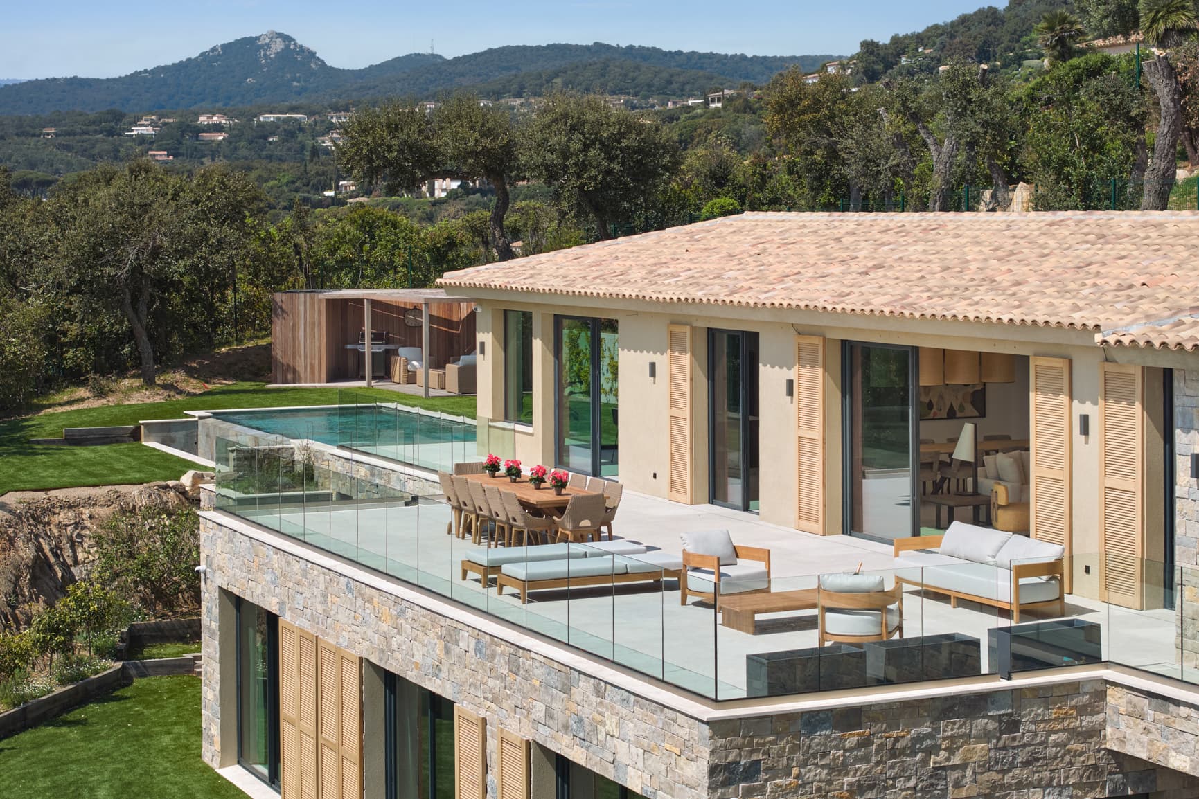 Grandes terrasses avec vue mer pour cette villa contemporaine à vendre à Grimaud dans le golfe de Saint-Tropez.