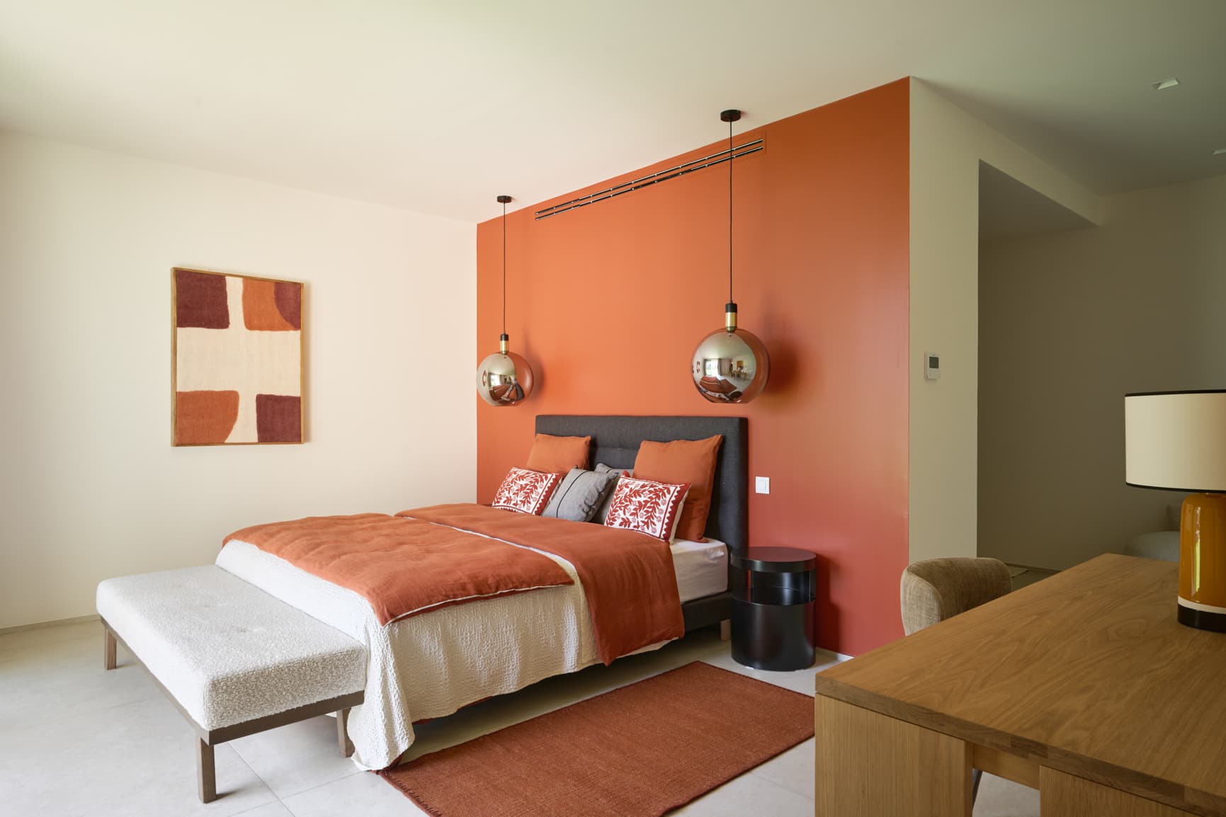 Suite élégante dans cette villa contemporaine à vendre à Grimaud avec vue mer sur le golfe de Saint-Tropez.