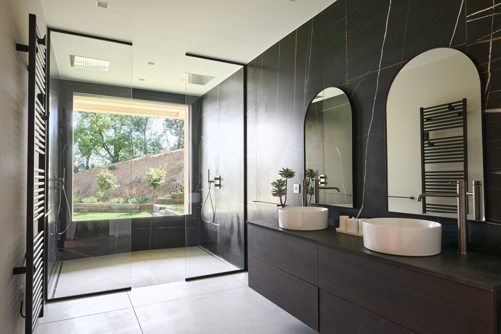 Salle de bains dans cette villa contemporaine à vendre à Grimaud au cœur du golfe de Saint-Tropez.