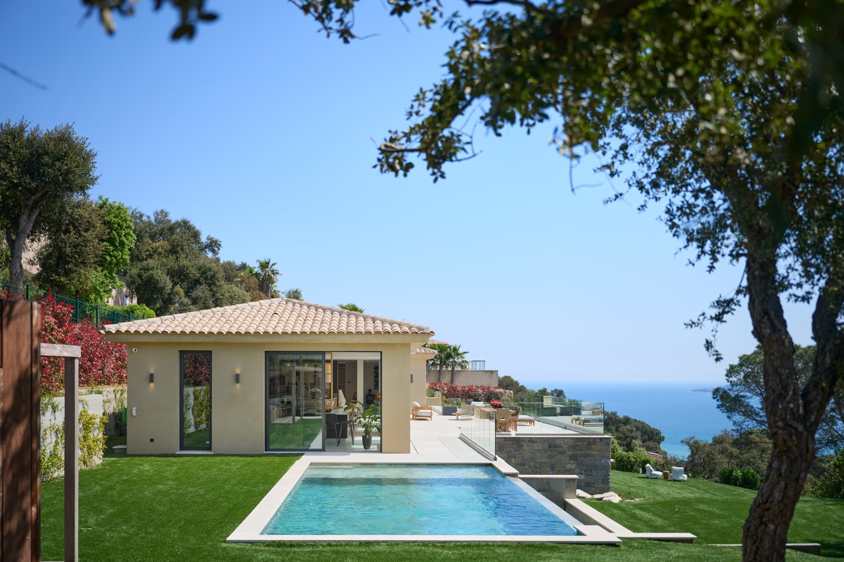 Piscine à débordement chauffée avec pool-house pour cette villa à vendre à Grimaud, avec vue sur le golfe de Saint-Tropez.