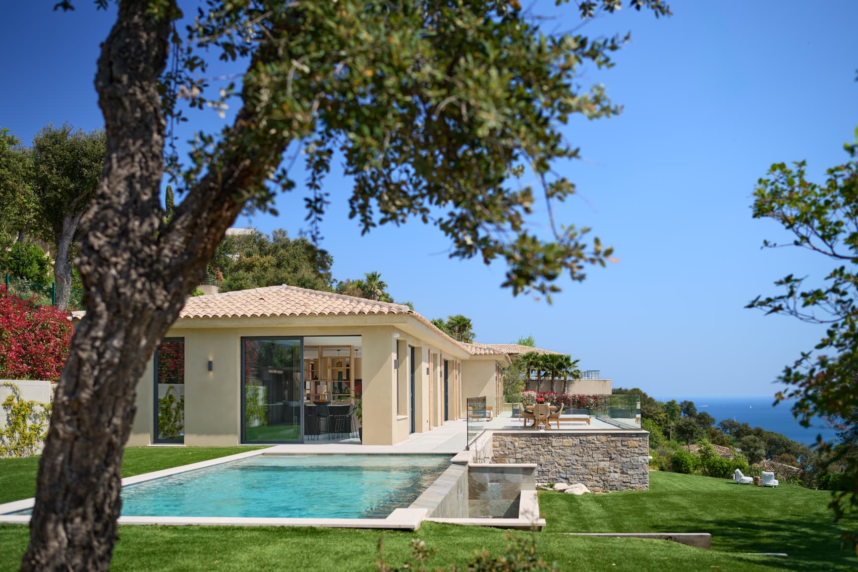 Piscine à débordement chauffée avec pool-house pour cette villa à vendre à Grimaud, avec vue sur le golfe de Saint-Tropez.