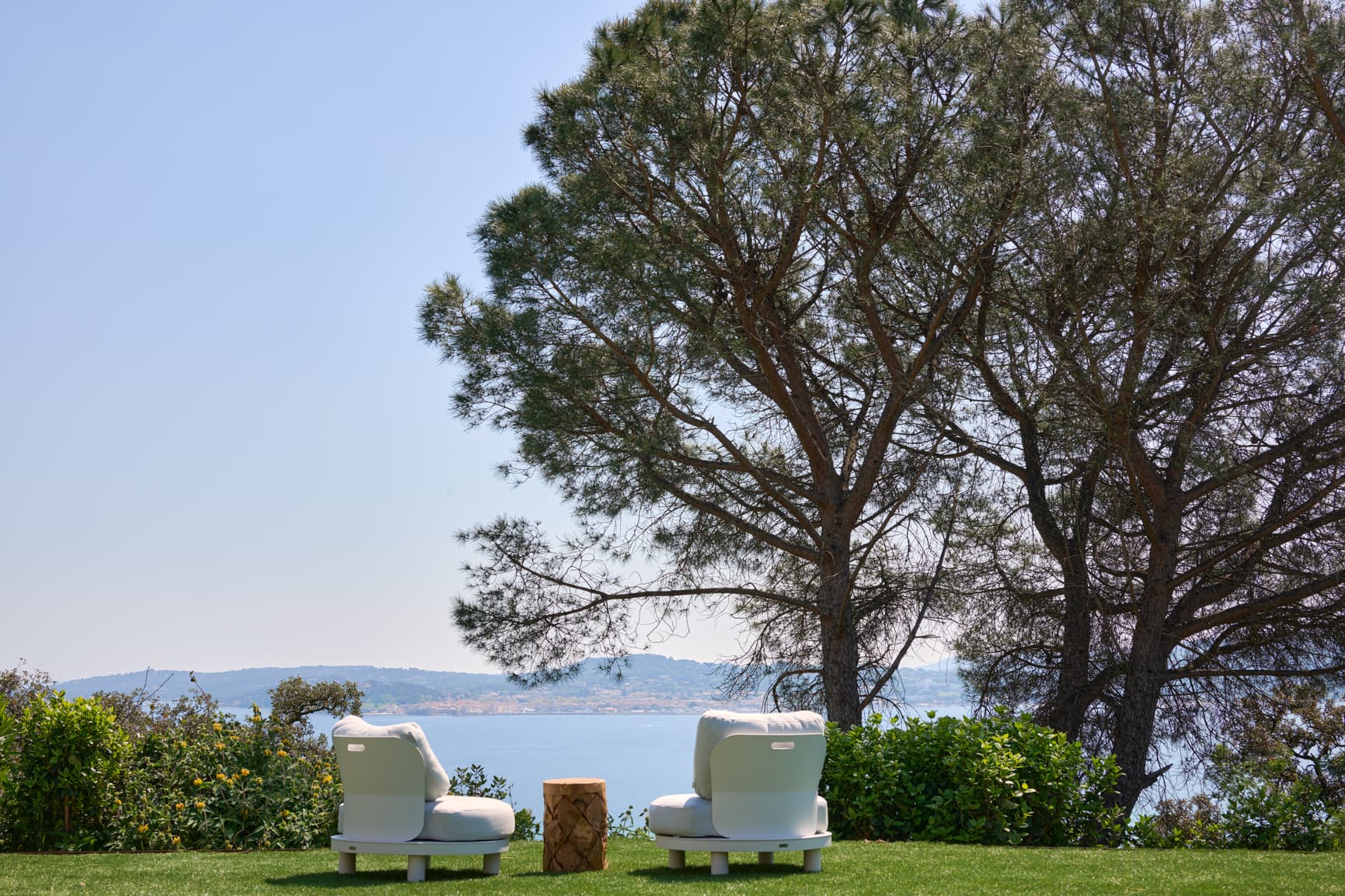 Vue spectaculaire sur le golfe de Saint-Tropez depuis cette villa à vendre à Grimaud, située dans un environnement résidentiel prisé.