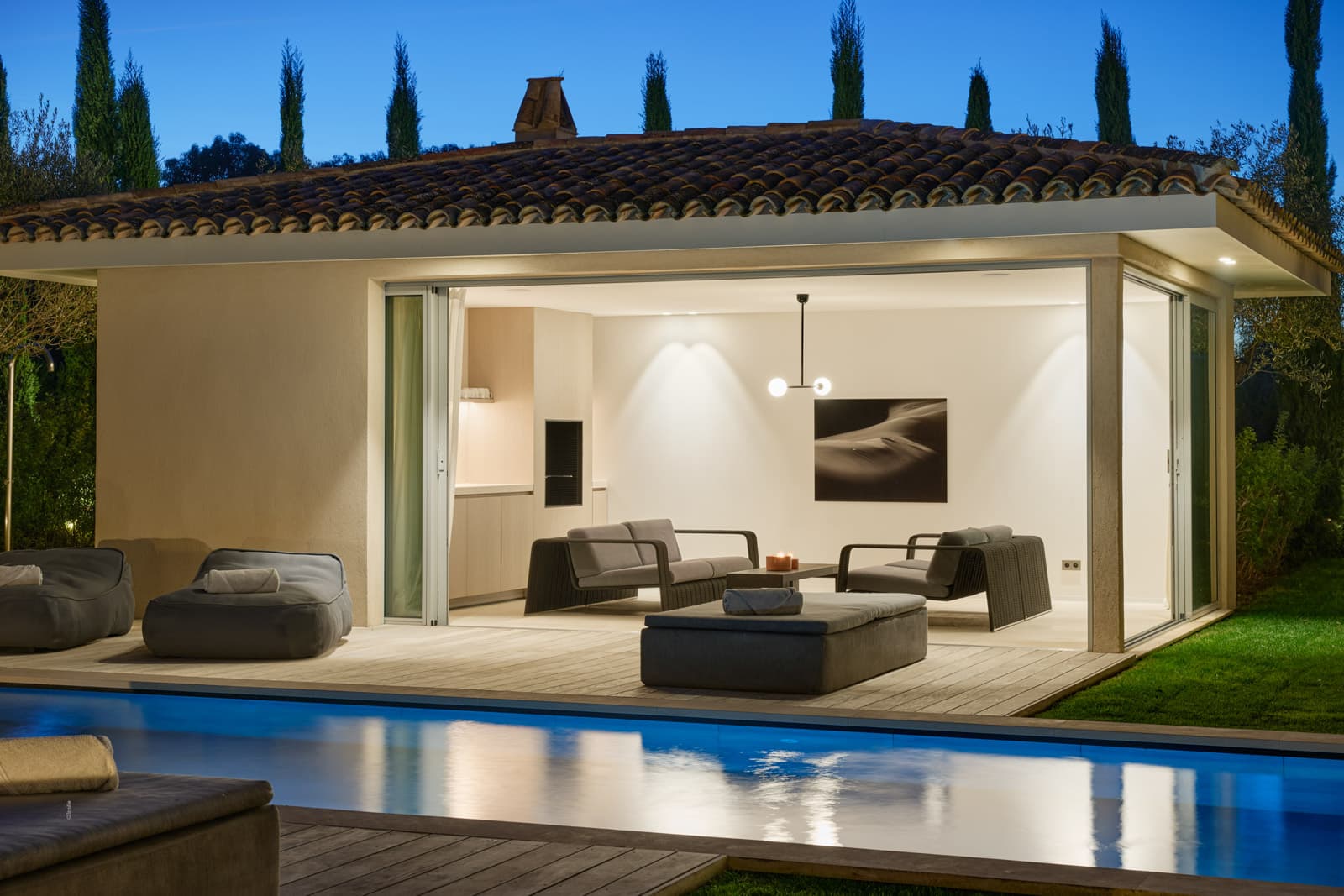 Piscine de prestige de villa neuve à vendre à Saint-Tropez, Salins, entourée de terrasses pour détente et loisirs.