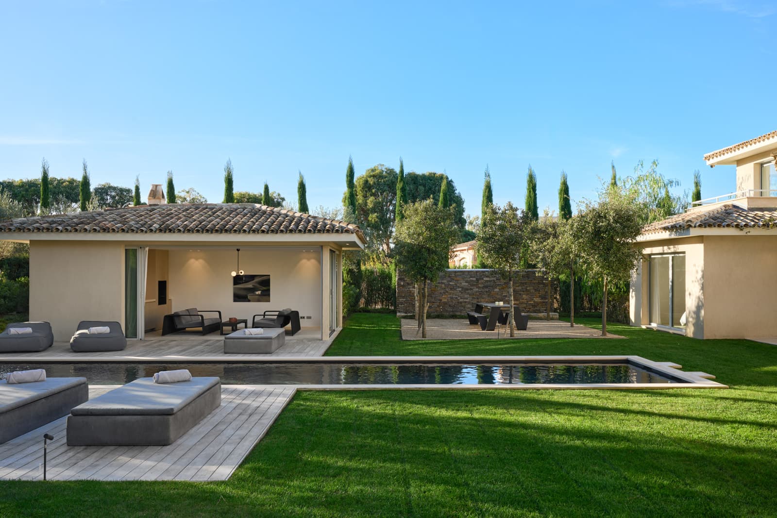 Terrasses spacieuses et pool house dans villa neuve à vendre à Saint-Tropez, Salins, parfait pour réceptions et détente.