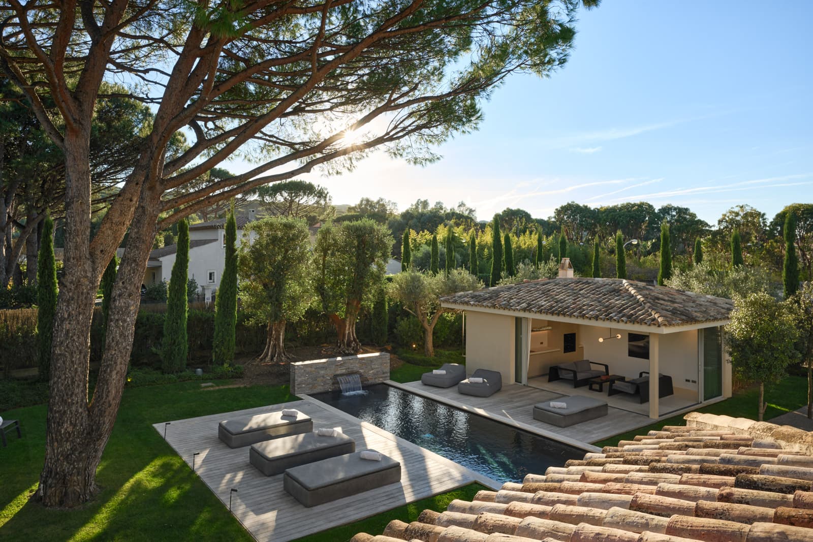 Villa neuve à vendre Saint-Tropez – Vue de la terrasse de la suite parentale luxueuse sur le jardin et la piscine