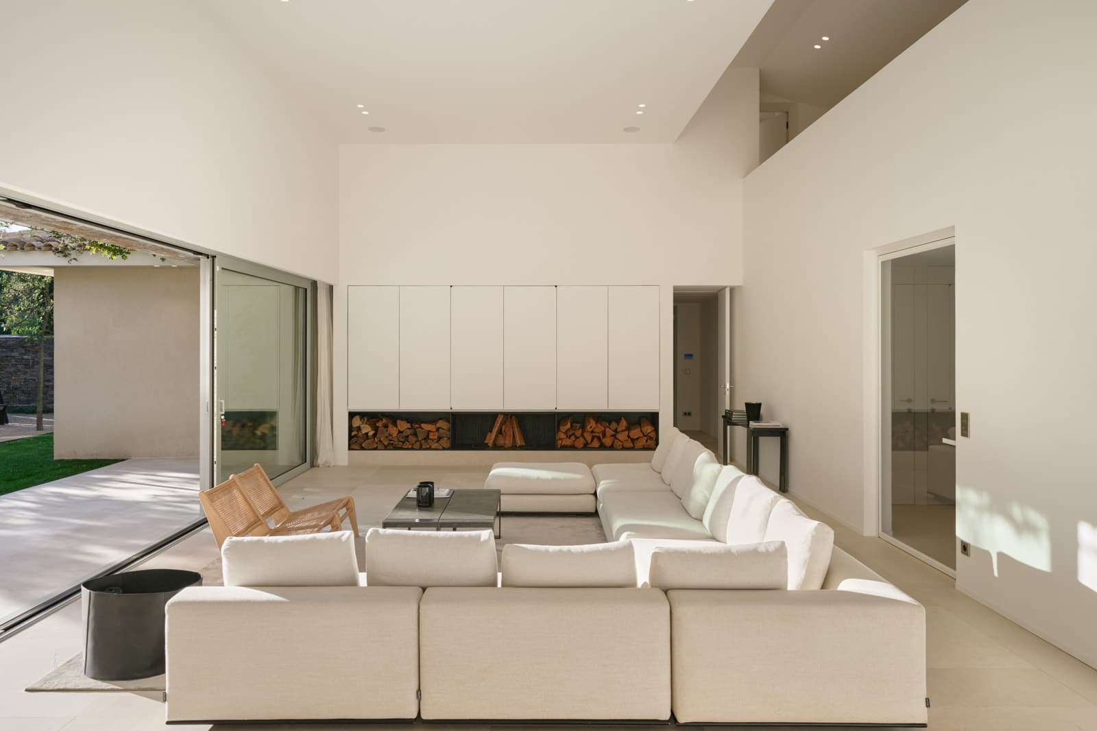 Salon spacieux et lumineux dans villa neuve à vendre à Saint-Tropez, Salins, parfait pour détente et réceptions.