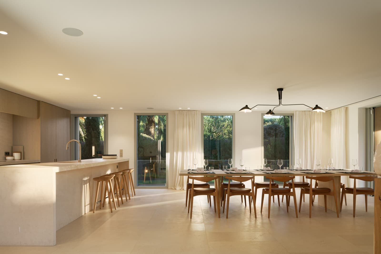 Salle à manger dans villa neuve à vendre à Saint-Tropez, ouverte sur salon et terrasse, design contemporain et lumineux.