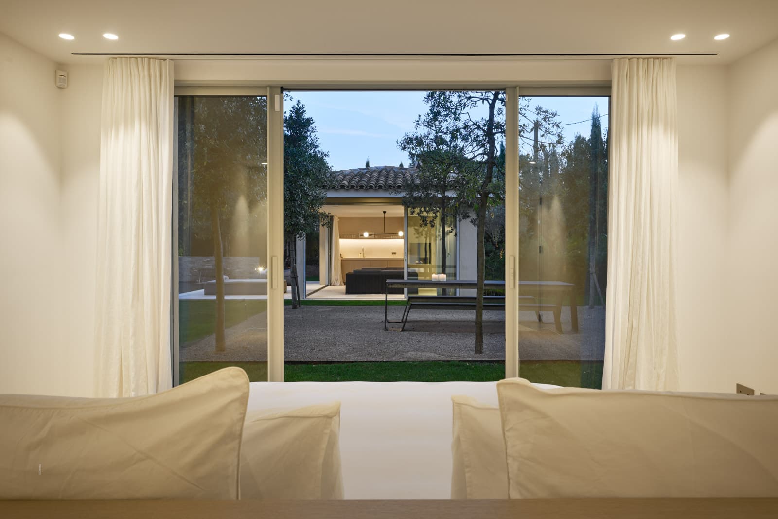 Chambre spacieuse avec salles de bain dans villa neuve à vendre à Saint-Tropez, Salins, confort et intimité garantis.