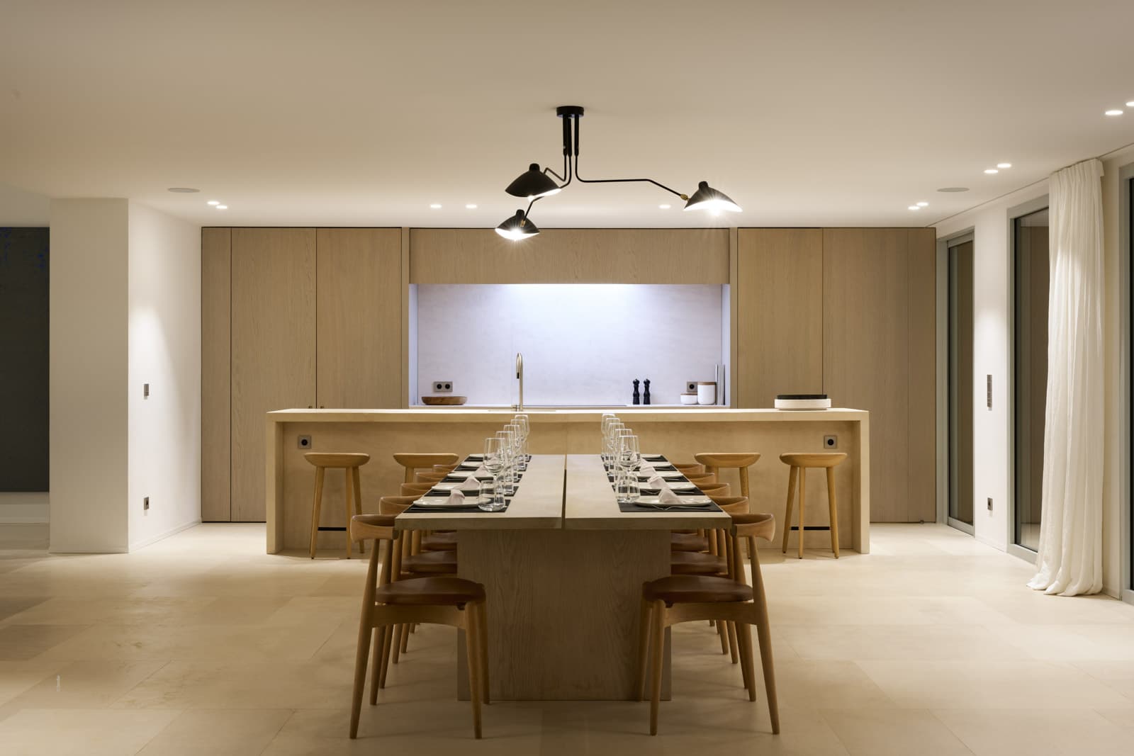 Cuisine haut de gamme dans villa neuve à vendre à Saint-Tropez, Salins, avec appareils modernes et accès direct au salon.