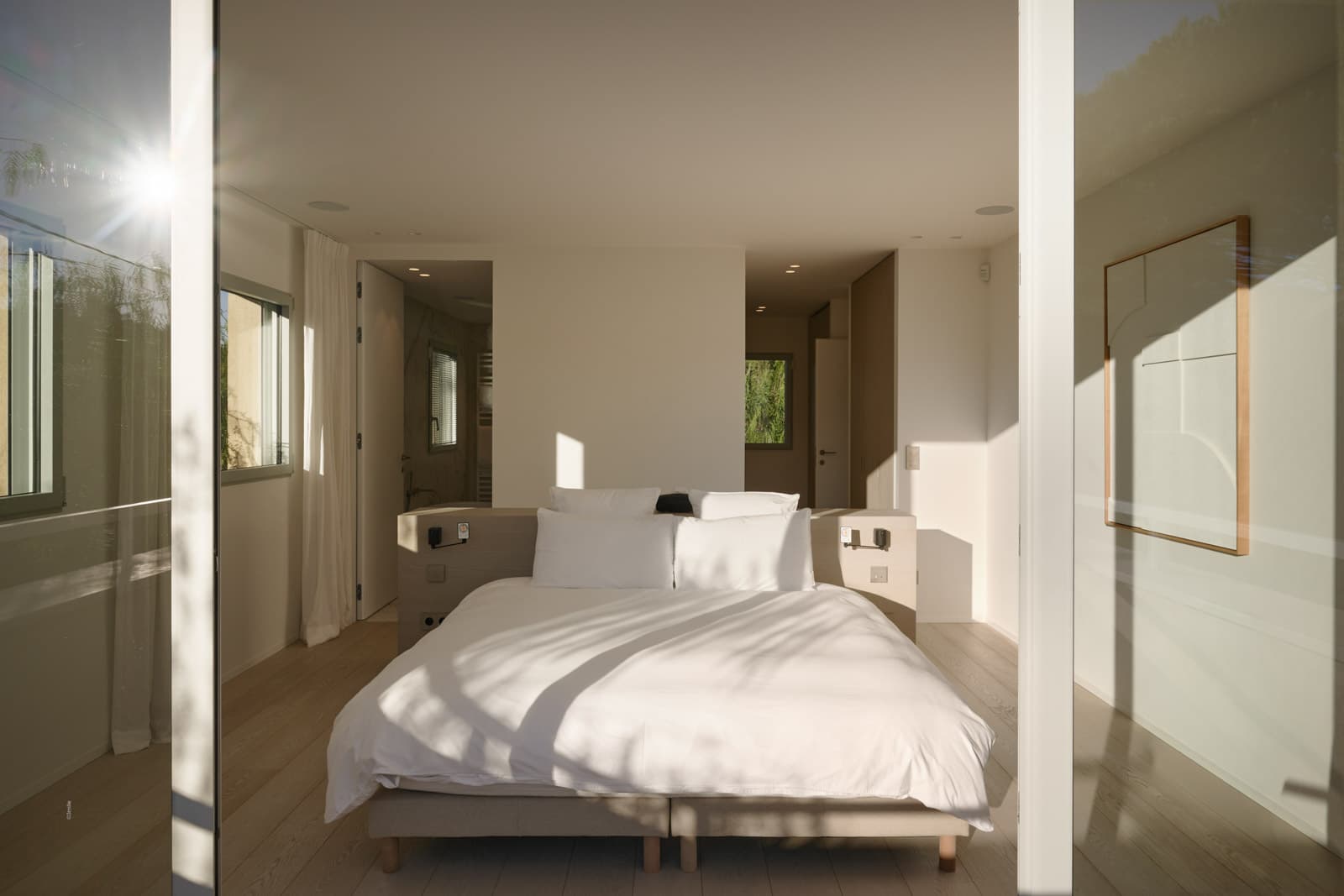 Suite principale avec salle de bain privative et terrasse dans villa neuve à vendre à Saint-Tropez, Salins, élégance contemporaine.