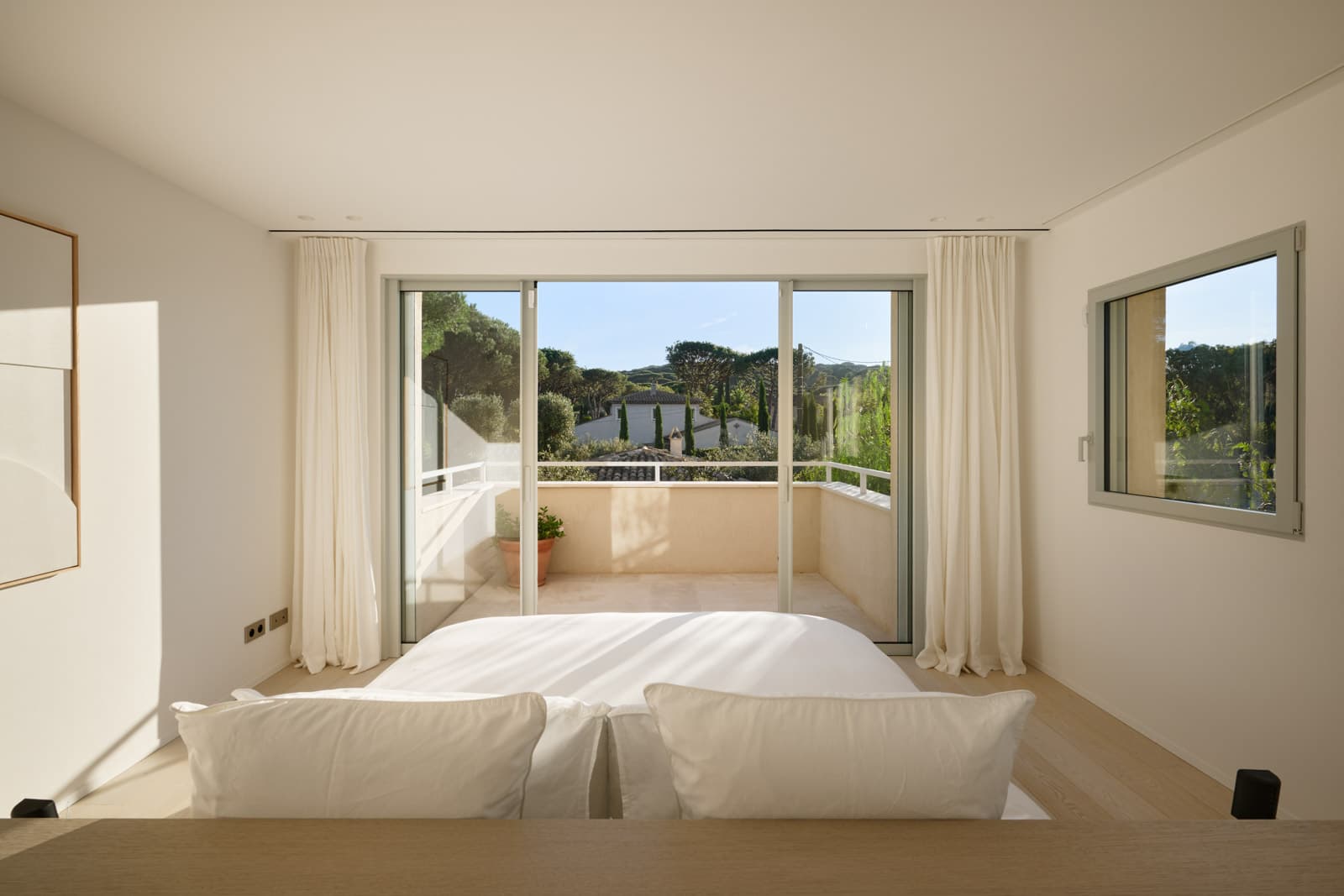 Suite principale avec salle de bain privative et terrasse dans villa neuve à vendre à Saint-Tropez, Salins, élégance contemporaine.