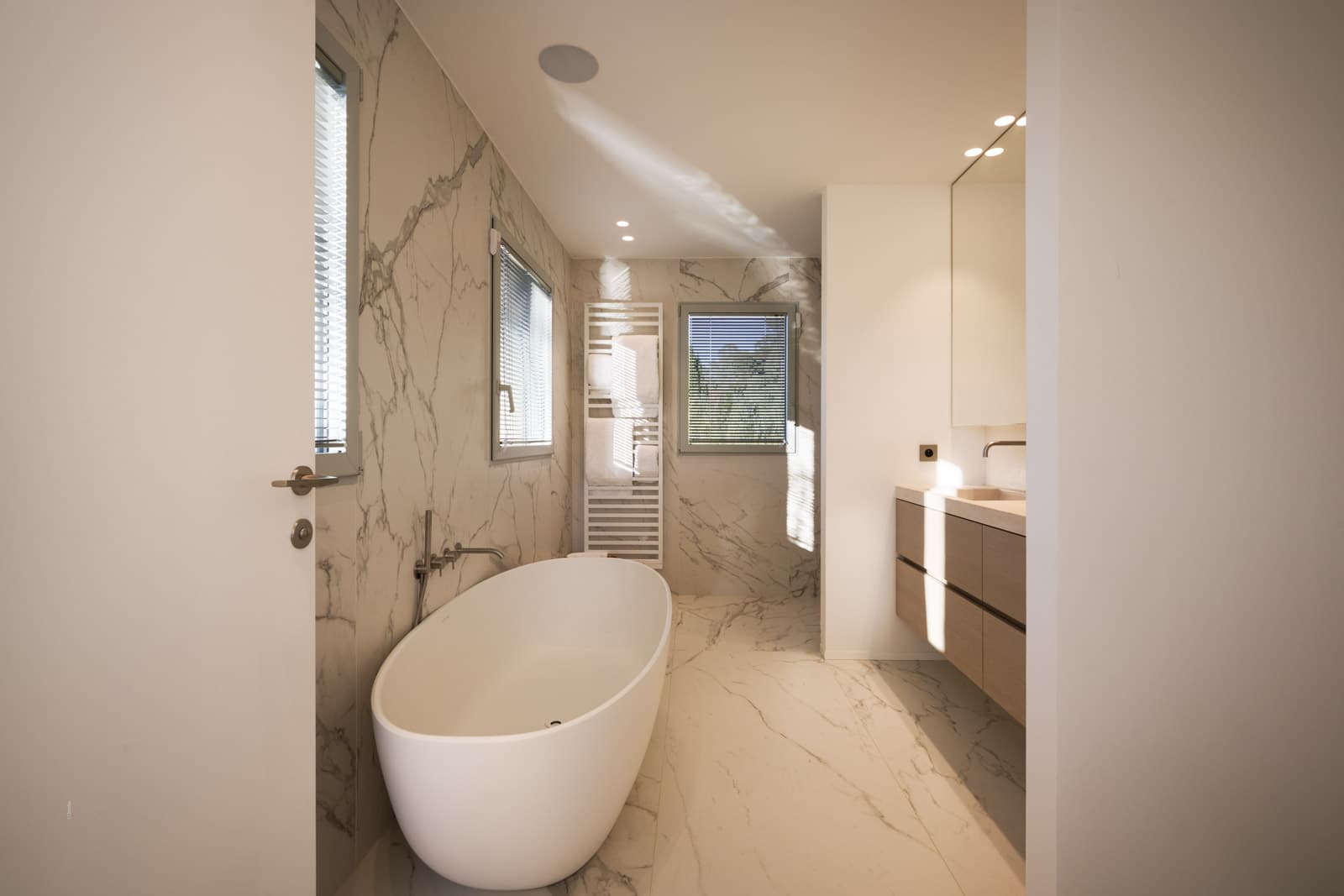 Chambre spacieuse avec salles de bain dans villa neuve à vendre à Saint-Tropez, Salins, confort et intimité garantis.