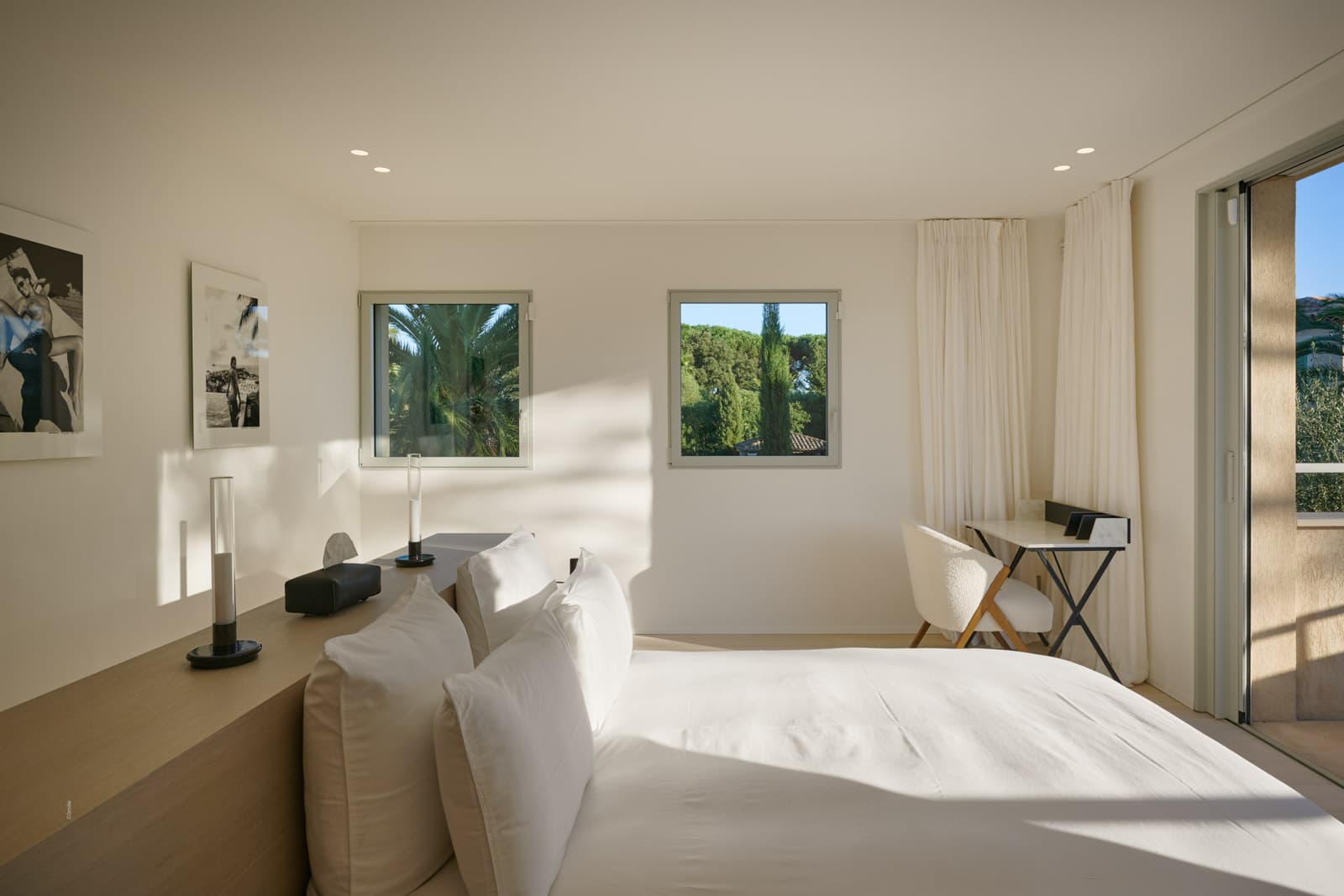 Chambre spacieuse avec salles de bain dans villa neuve à vendre à Saint-Tropez, Salins, confort et intimité garantis.