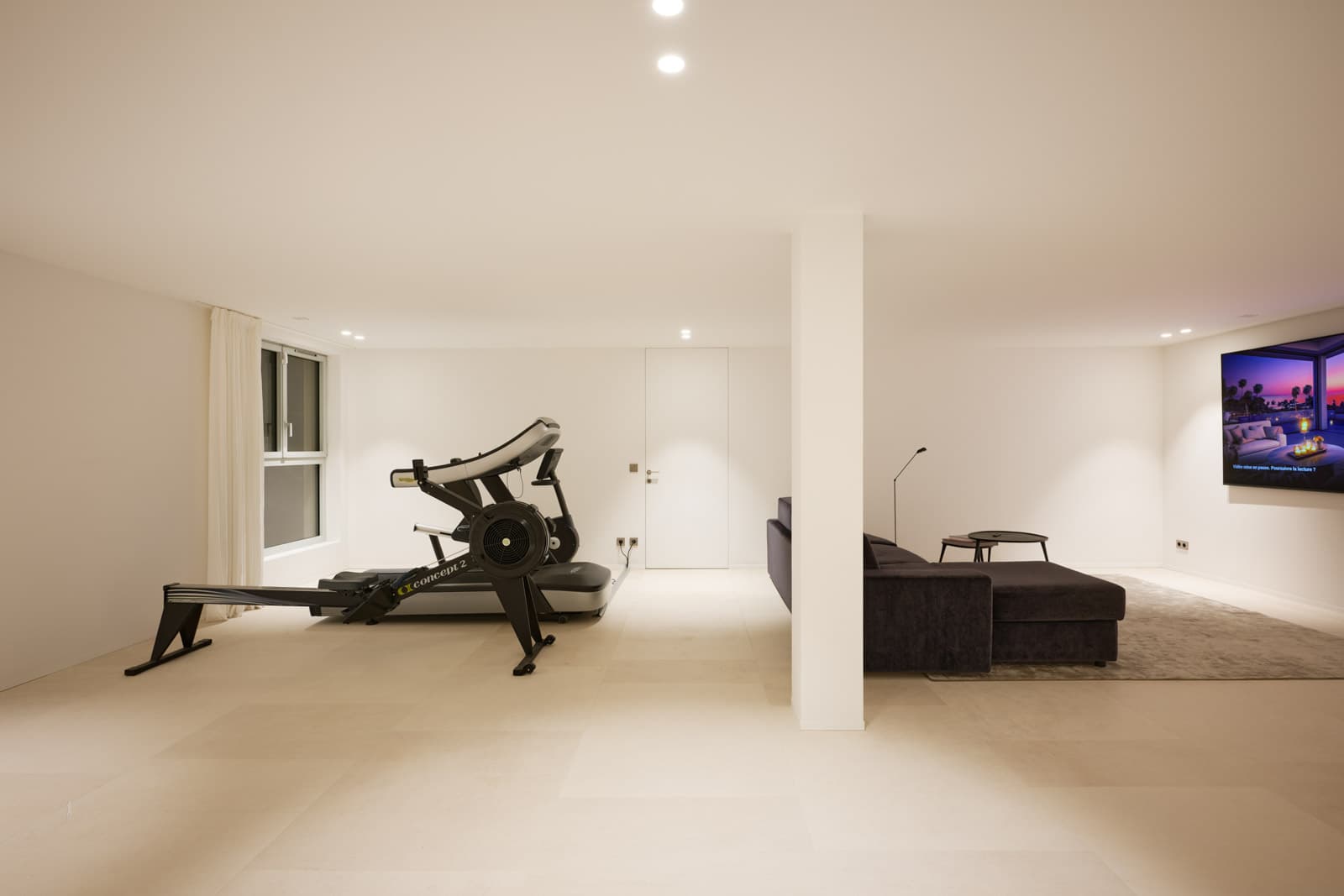 Perspective depuis l’espace TV de la villa neuve à Saint-Tropez, Salins