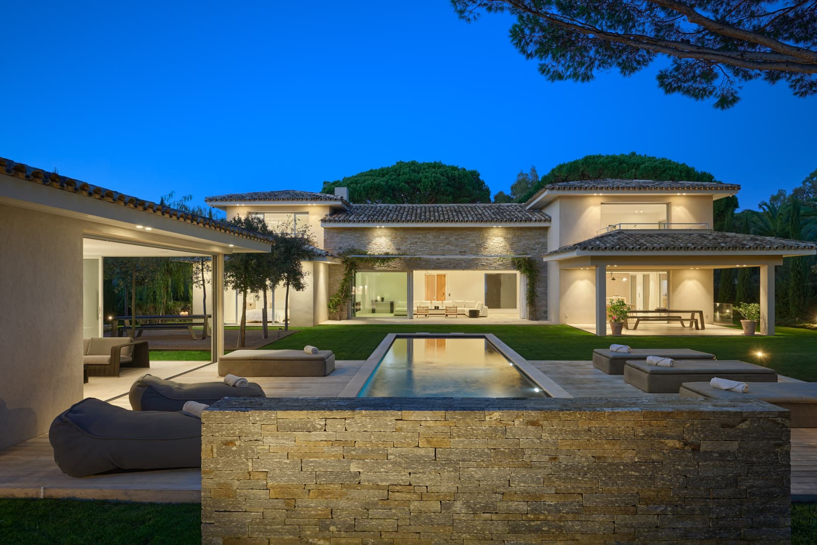 Terrasses spacieuses et pool house dans villa neuve à vendre à Saint-Tropez, Salins, parfait pour réceptions et détente.