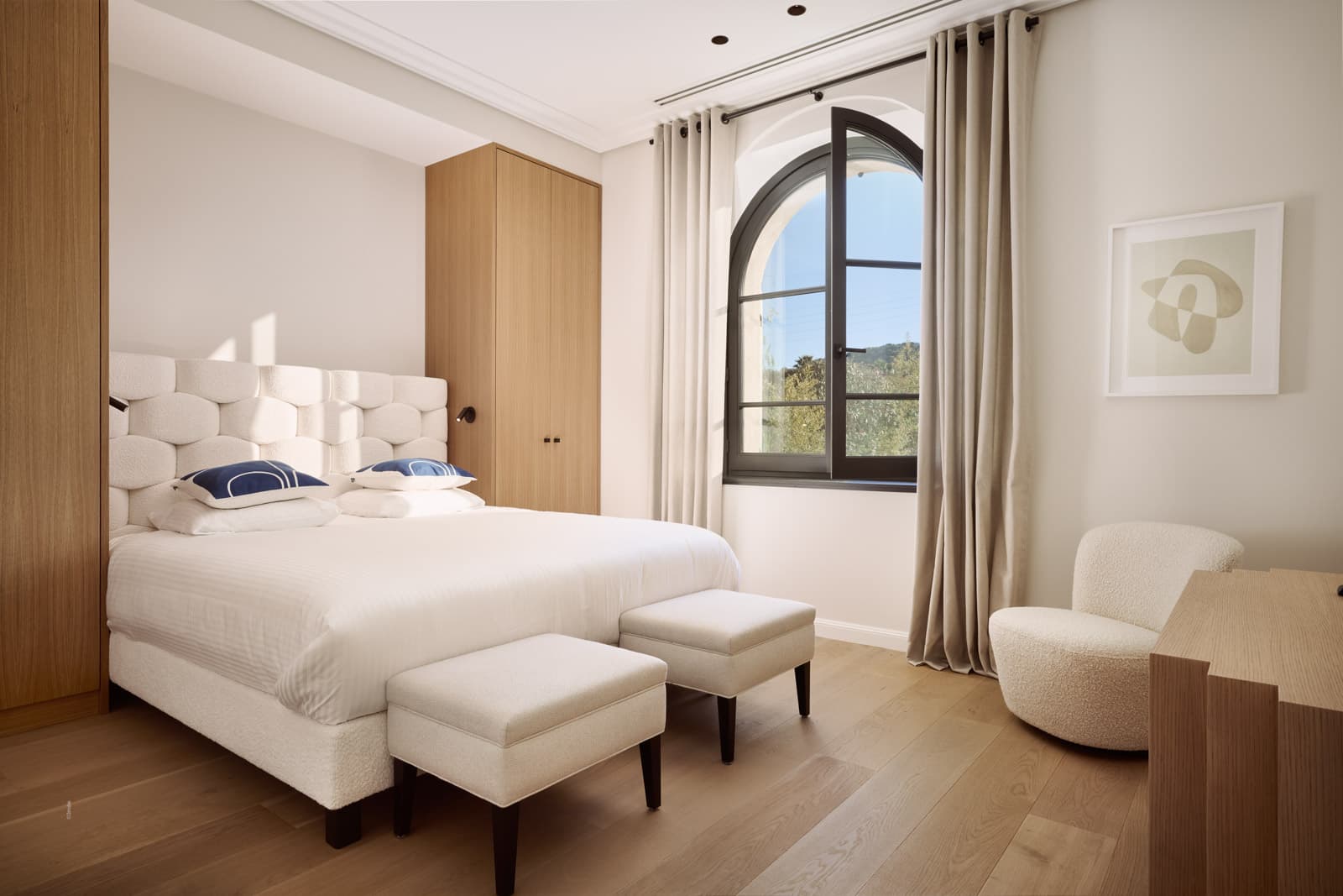 Chambre principale lumineuse d’une villa rénovée à vendre à Saint-Tropez, avec salle de bain privative vue sur le jardin.