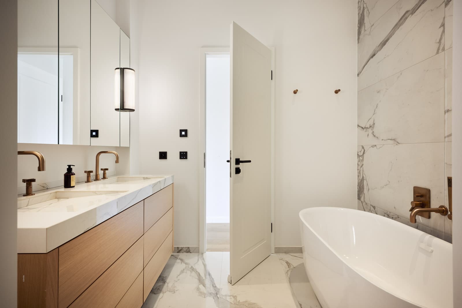 Salle de bain contemporaine et luxueuse d’une villa rénovée à vendre à Saint-Tropez, avec matériaux nobles et finitions haut de gamme.