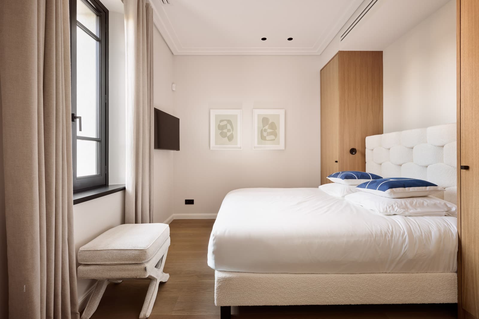 Chambre principale lumineuse d’une villa rénovée à vendre à Saint-Tropez, avec salle de bain privative.