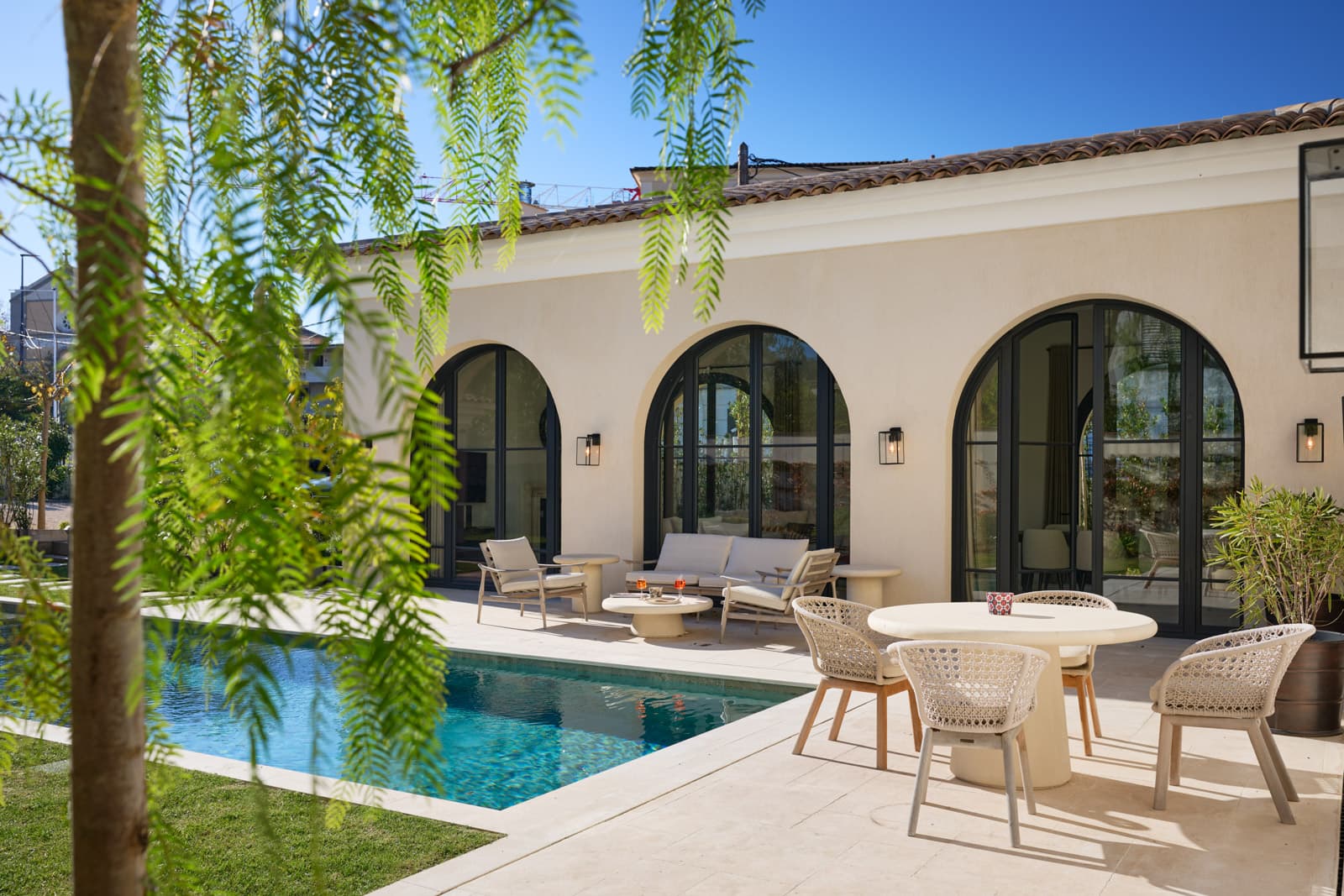 Façade contemporaine d’une villa à vendre à Saint-Tropez, entièrement rénovée, à deux pas de la Place des Lices, avec jardin paysager et piscine.
