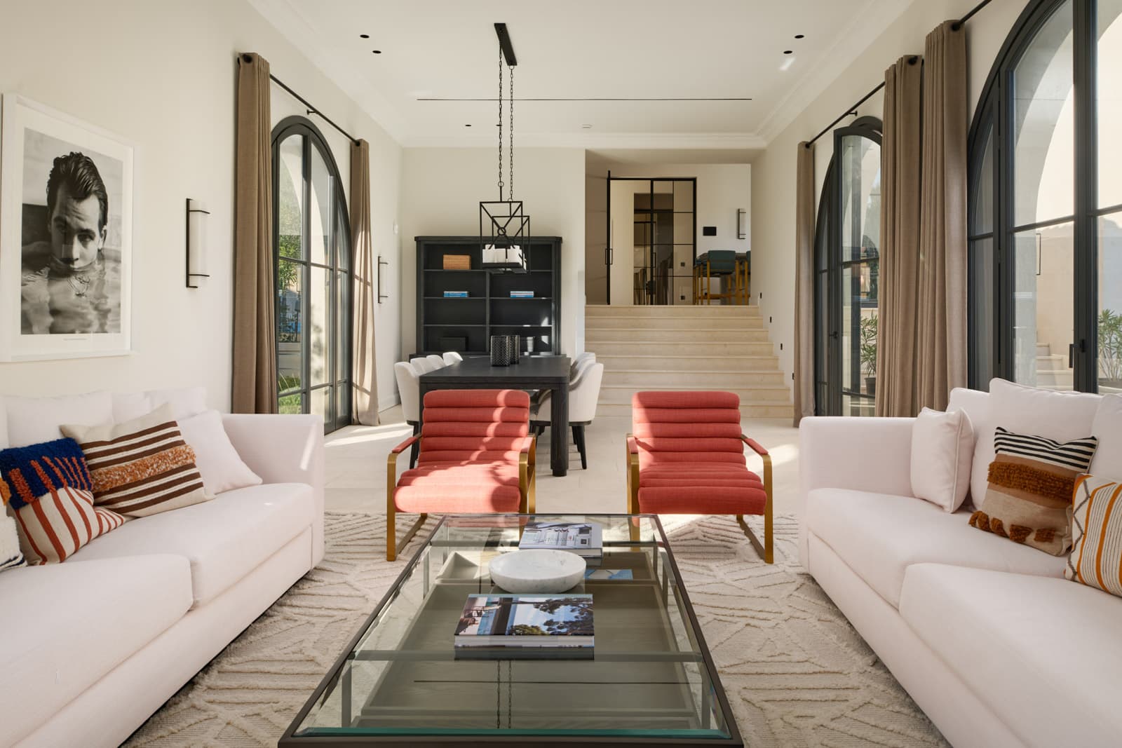 Pièce de vie spacieuse et raffinée d’une villa à vendre à Saint-Tropez, avec décoration contemporaine, baies vitrées et accès direct à la terrasse.