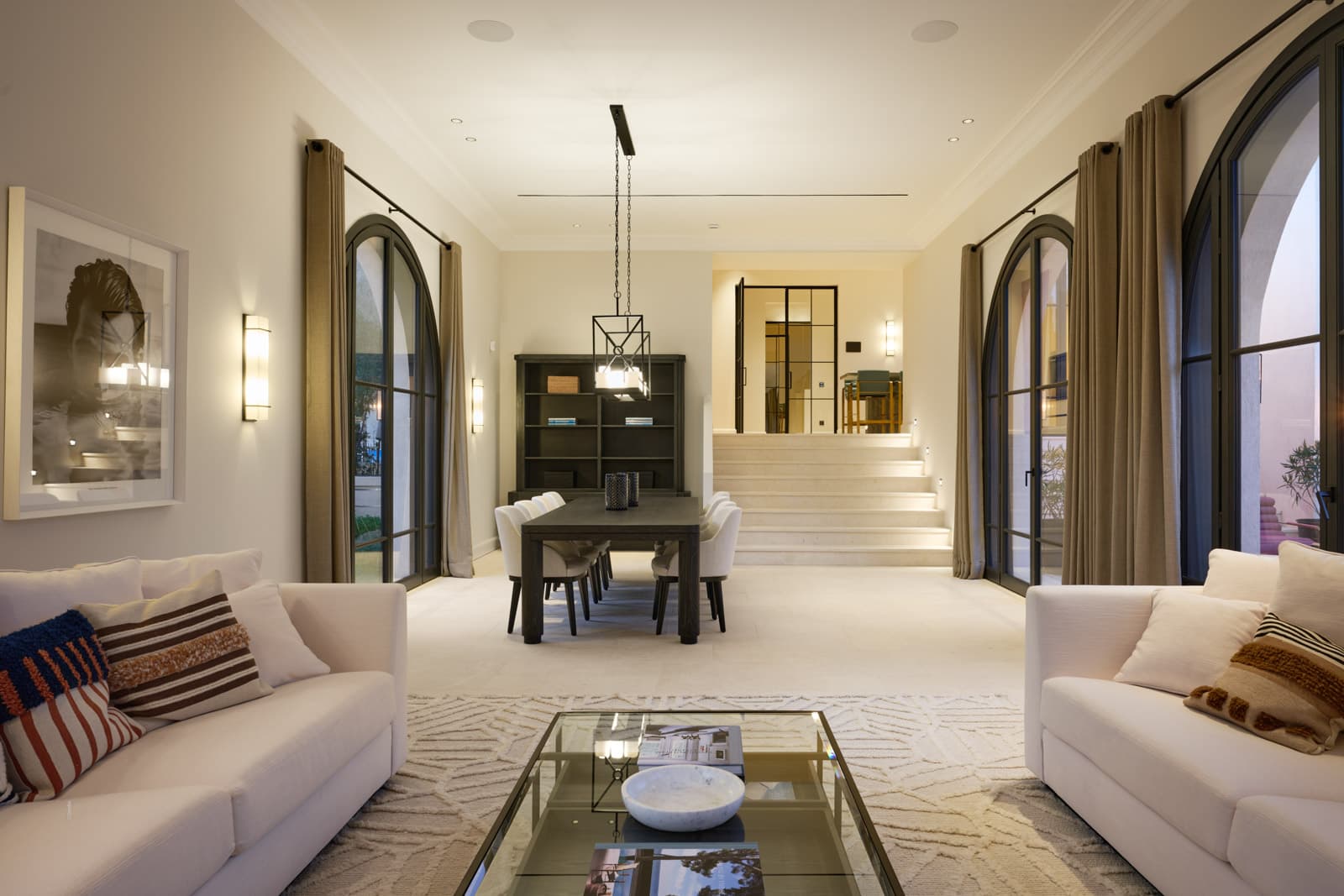 Salle à manger ouverte sur la terrasse dans une villa rénovée à vendre à Saint-Tropez, près de la Place des Lices, avec finitions haut de gamme.