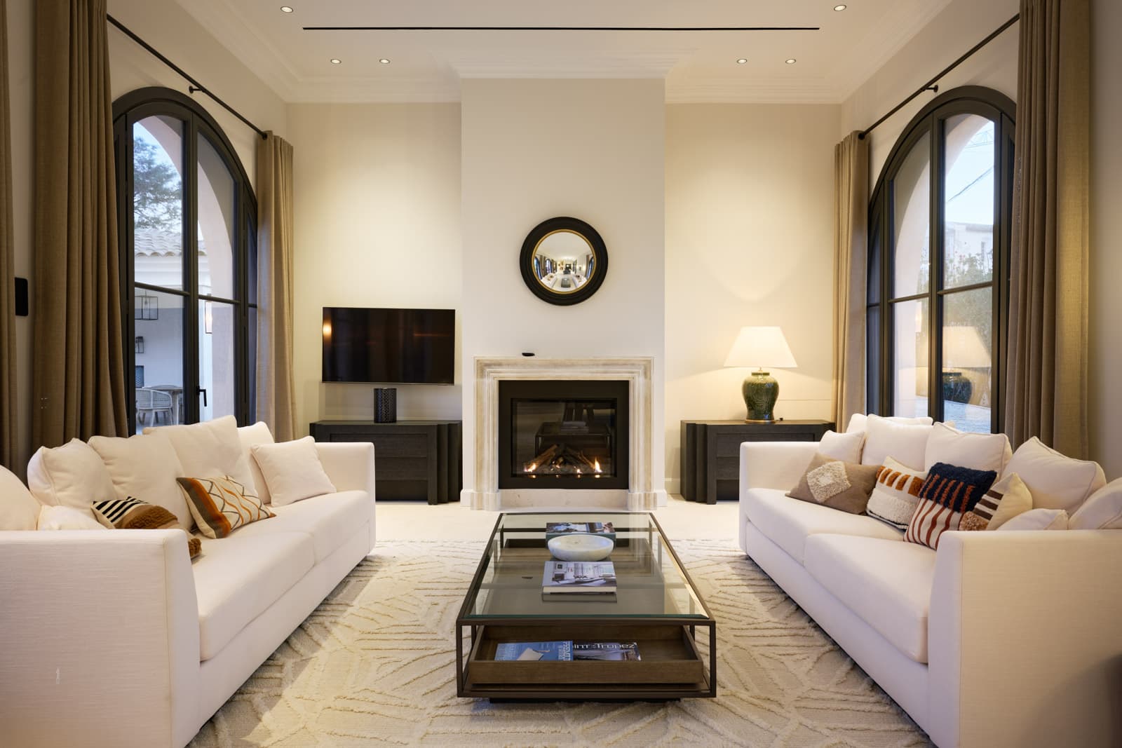 Pièce de vie spacieuse et raffinée d’une villa à vendre à Saint-Tropez, avec décoration contemporaine, baies vitrées et accès direct à la terrasse.