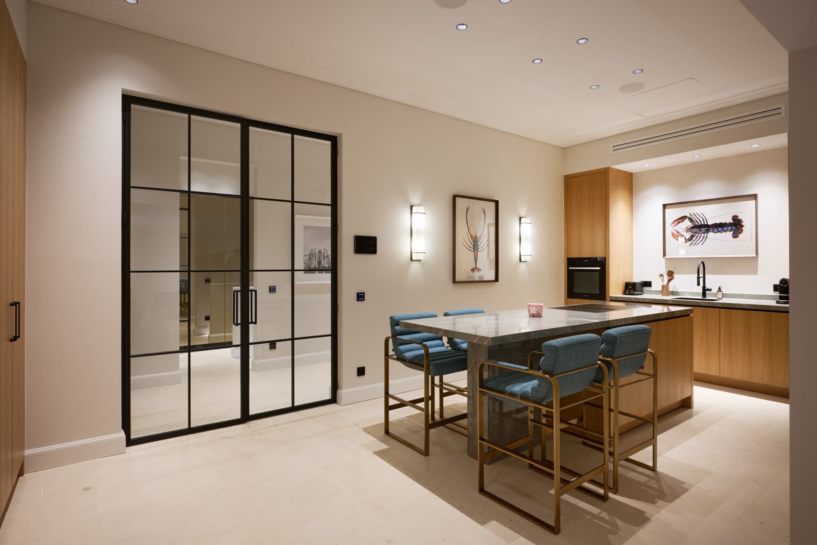 Cuisine entièrement équipée et design dans une villa rénovée à vendre à Saint-Tropez, matériaux de prestige et style méditerranéen raffiné.