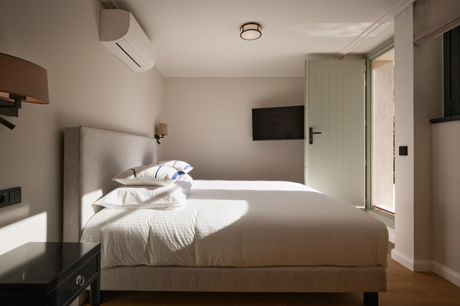 Chambre raffinée et décorée avec goût dans une villa de luxe à vendre à Saint-Tropez, alliant confort moderne et atmosphère tropézienne.