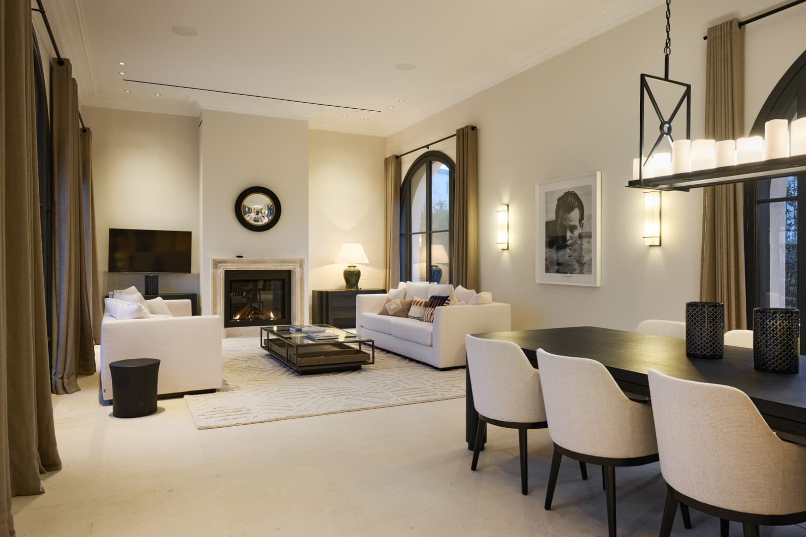 Pièce de vie spacieuse avec cheminée d’une villa à vendre à Saint-Tropez, avec décoration contemporaine et accès direct à la terrasse.