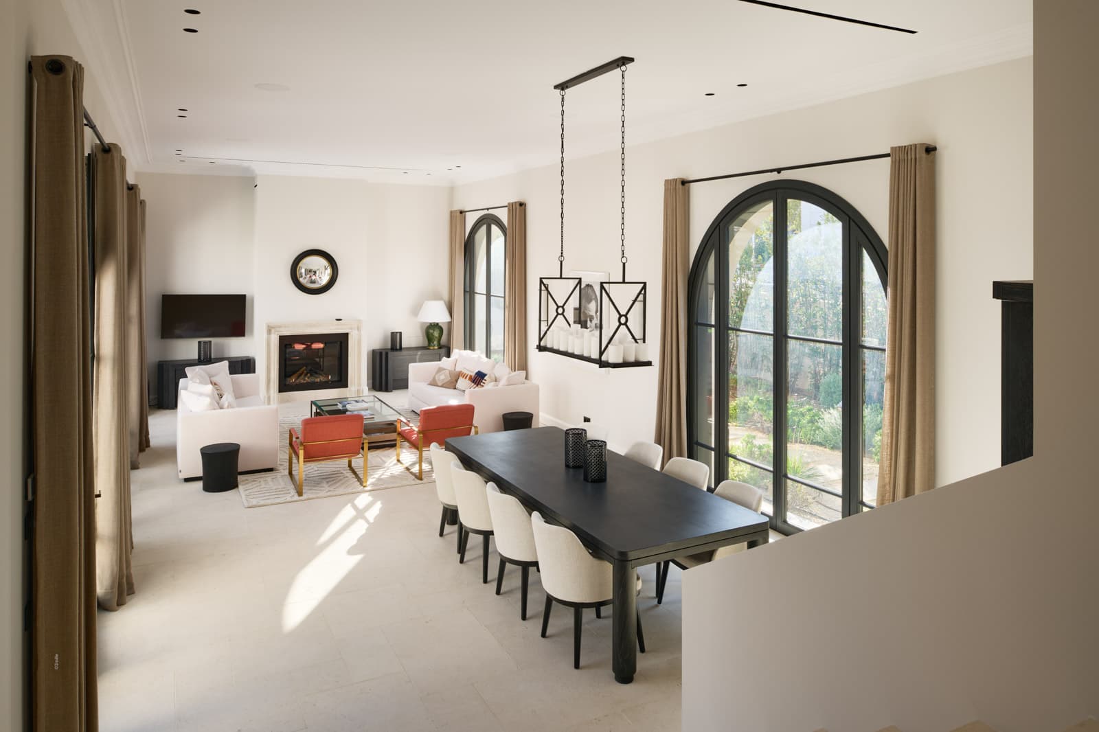 Salle à manger dans une villa rénovée à vendre à Saint-Tropez, près de la Place des Lices, avec finitions haut de gamme.