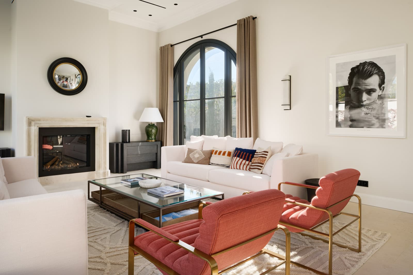 Détail du séjour dans une villa rénovée à vendre à Saint-Tropez, près de la Place des Lices, avec finitions haut de gamme.