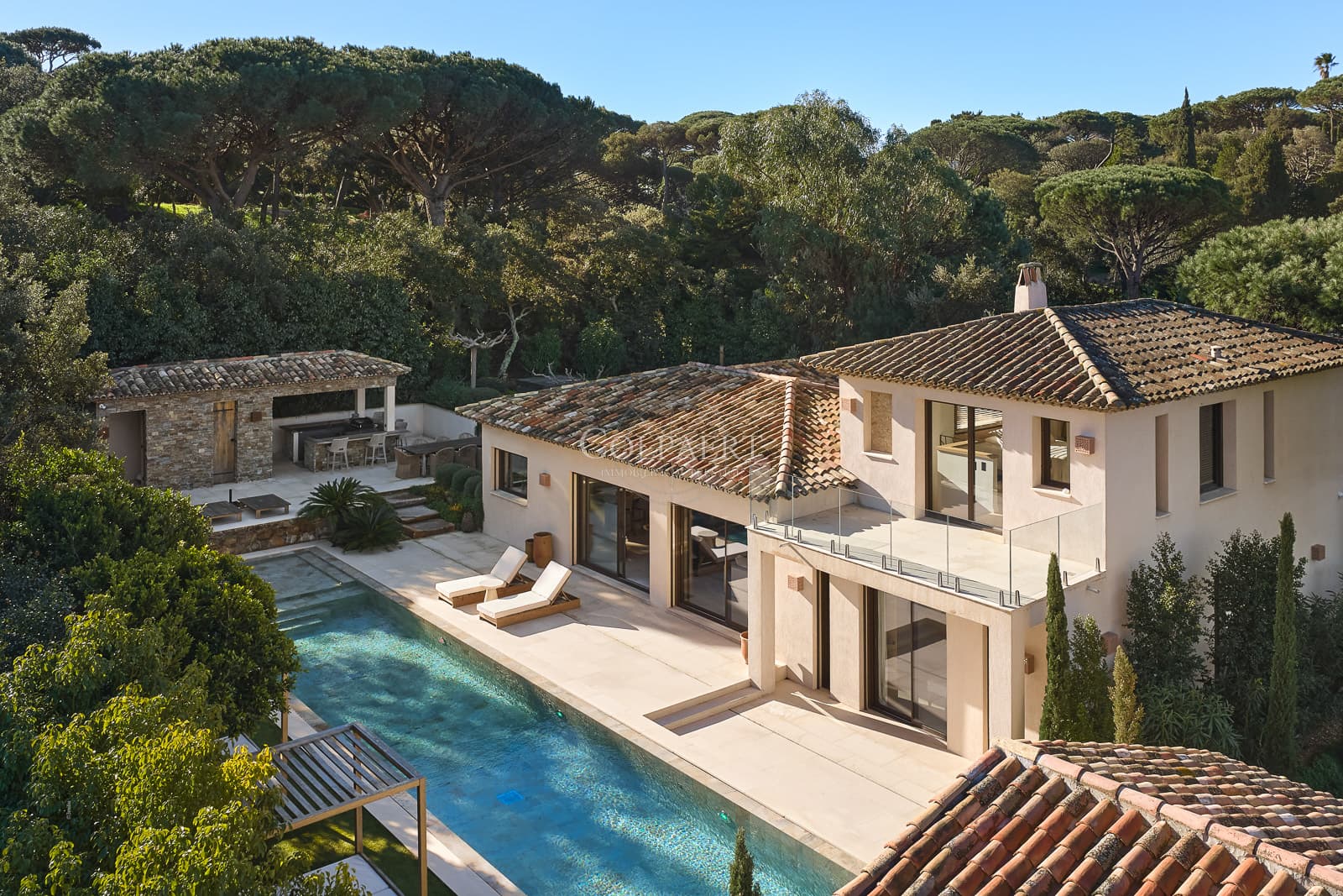 Façade élégante de cette villa de luxe neuve à vendre à Ramatuelle, située dans un domaine privé exclusif à proximité immédiate des plages de Pampelonne.