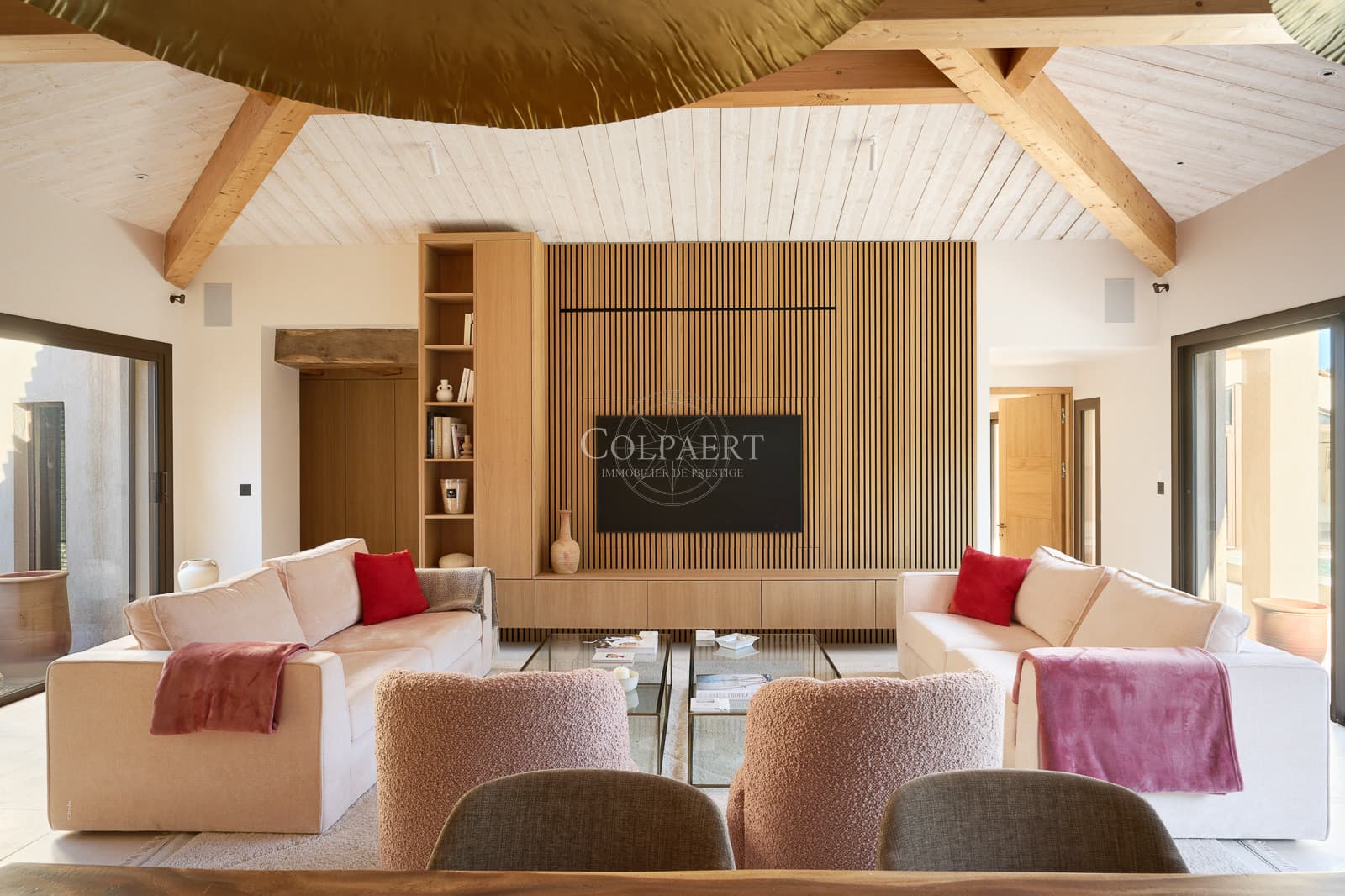 Salon lumineux avec plafonds cathédrale et larges baies vitrées dans cette villa contemporaine à vendre à Ramatuelle proche des plages de Pampelonne.