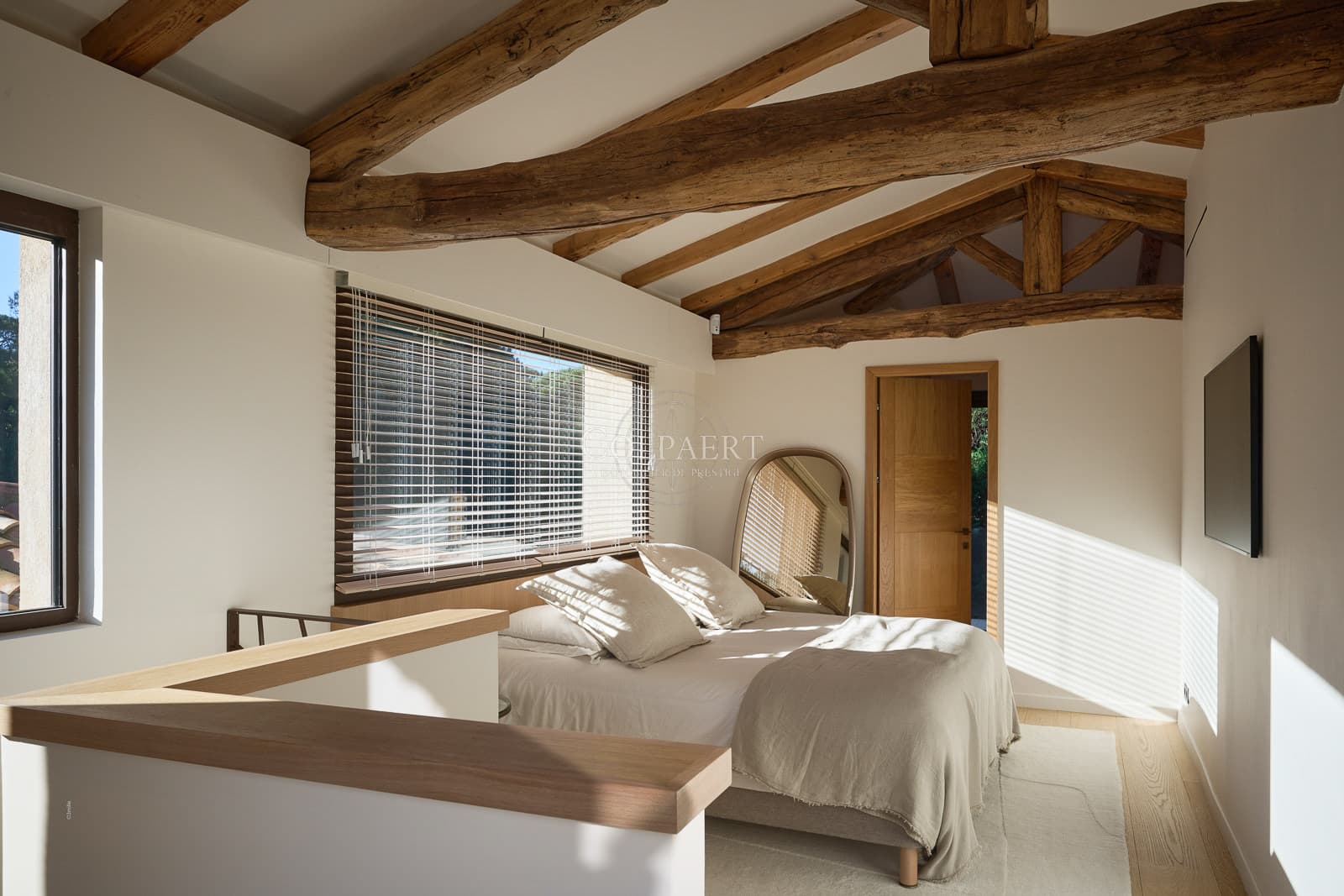 Superbe suite parentale avec dressing sur mesure, salle de bains en marbre et deux terrasses dans cette villa de luxe à vendre à Ramatuelle.