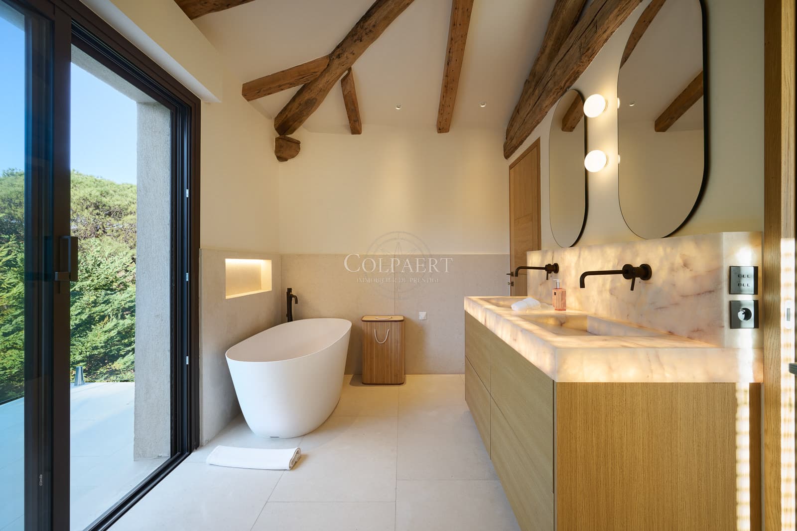 Salle de bains en marbre avec finitions haut de gamme dans cette villa de luxe à vendre à Ramatuelle près de Pampelonne et Saint-Tropez.