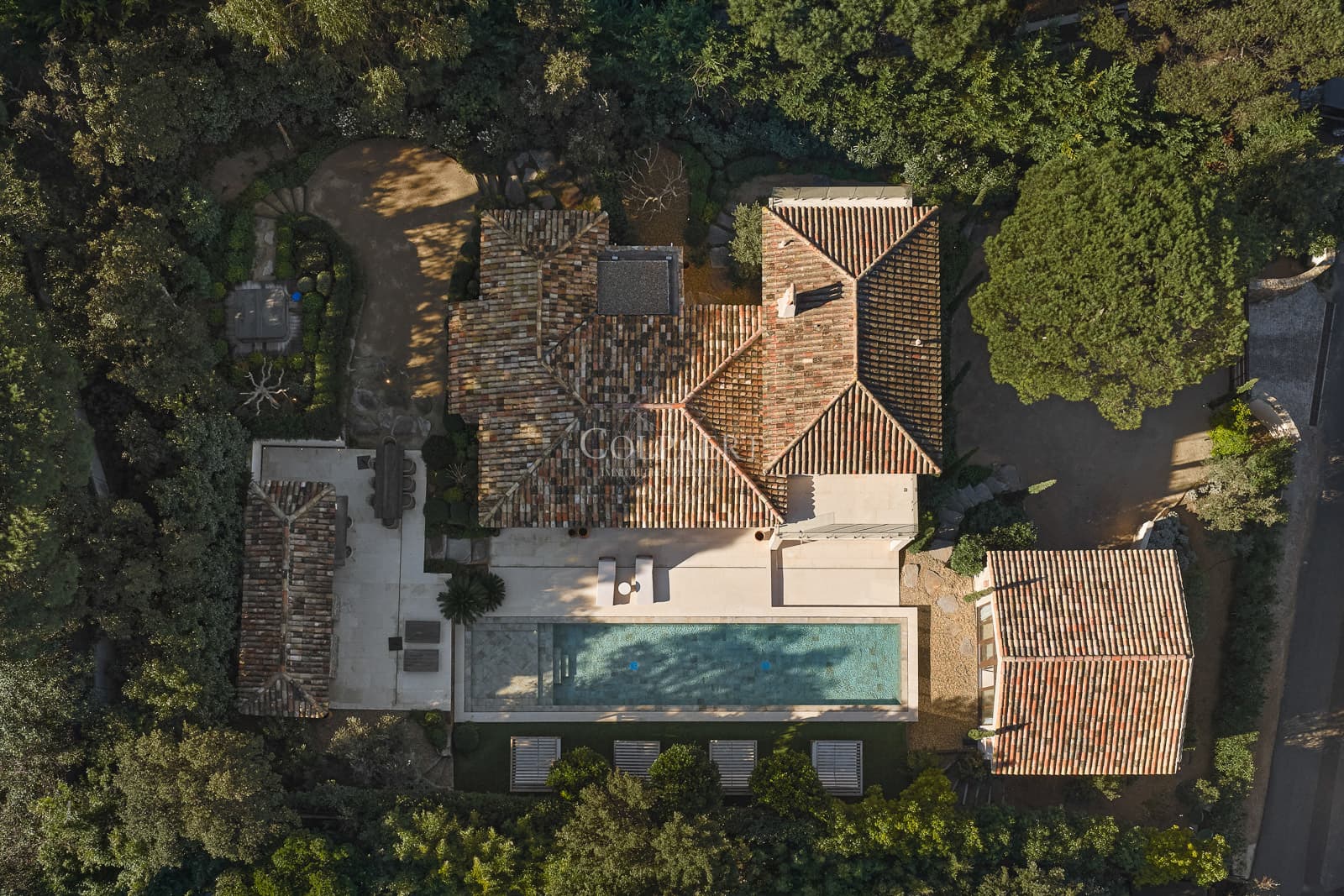 Façade élégante de cette villa de luxe neuve à vendre à Ramatuelle, située dans un domaine privé exclusif à proximité immédiate des plages de Pampelonne.