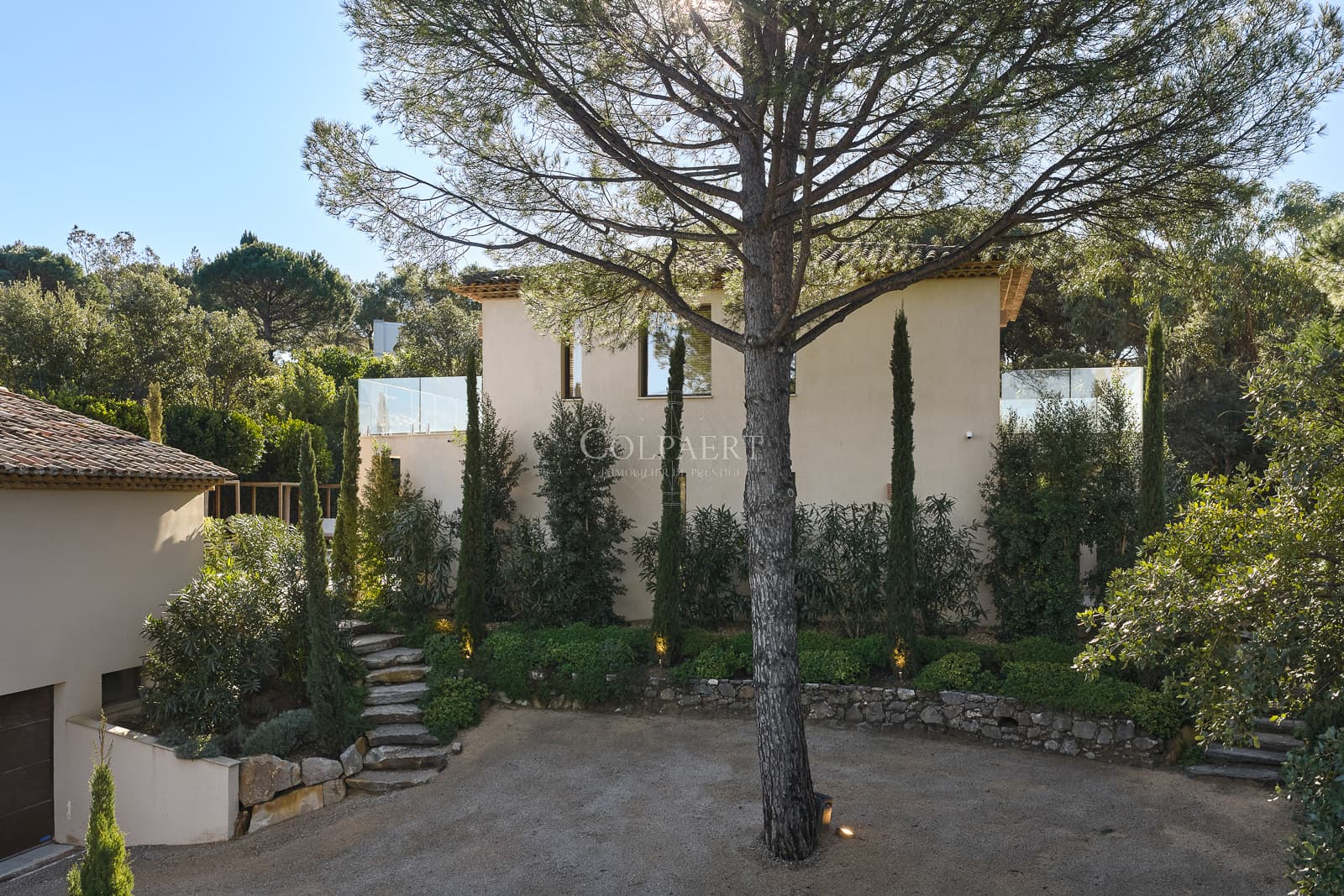 Façade élégante de cette villa de luxe neuve à vendre à Ramatuelle, située dans un domaine privé exclusif à proximité immédiate des plages de Pampelonne.