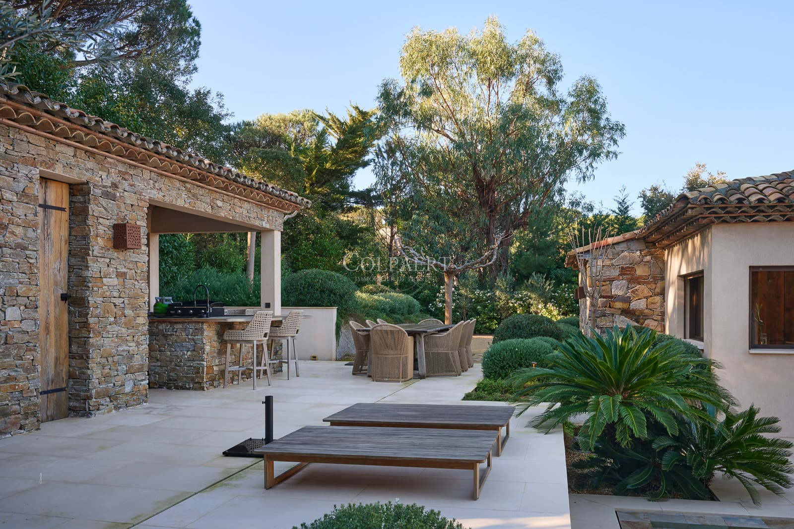Spacieuse terrasse extérieure idéale pour profiter du climat de la Côte d’Azur dans cette villa de luxe à vendre à Ramatuelle près de Pampelonne.