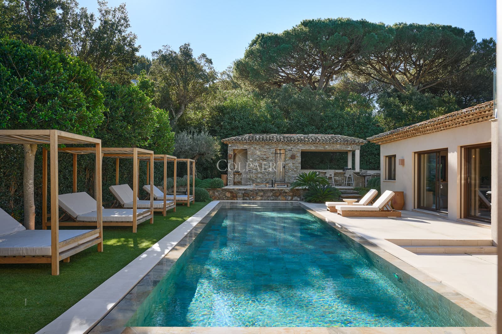 Grande piscine miroir chauffée entourée d’un jardin paysager dans cette villa de luxe à vendre à Ramatuelle proche des plages de Pampelonne.