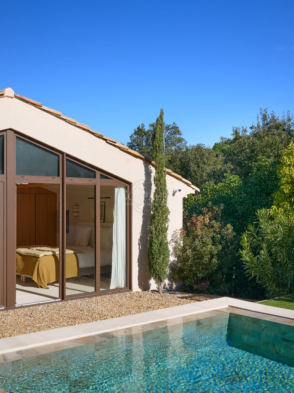Maison d’amis indépendante avec deux chambres en suite donnant sur la piscine de cette villa de luxe à vendre à Ramatuelle.