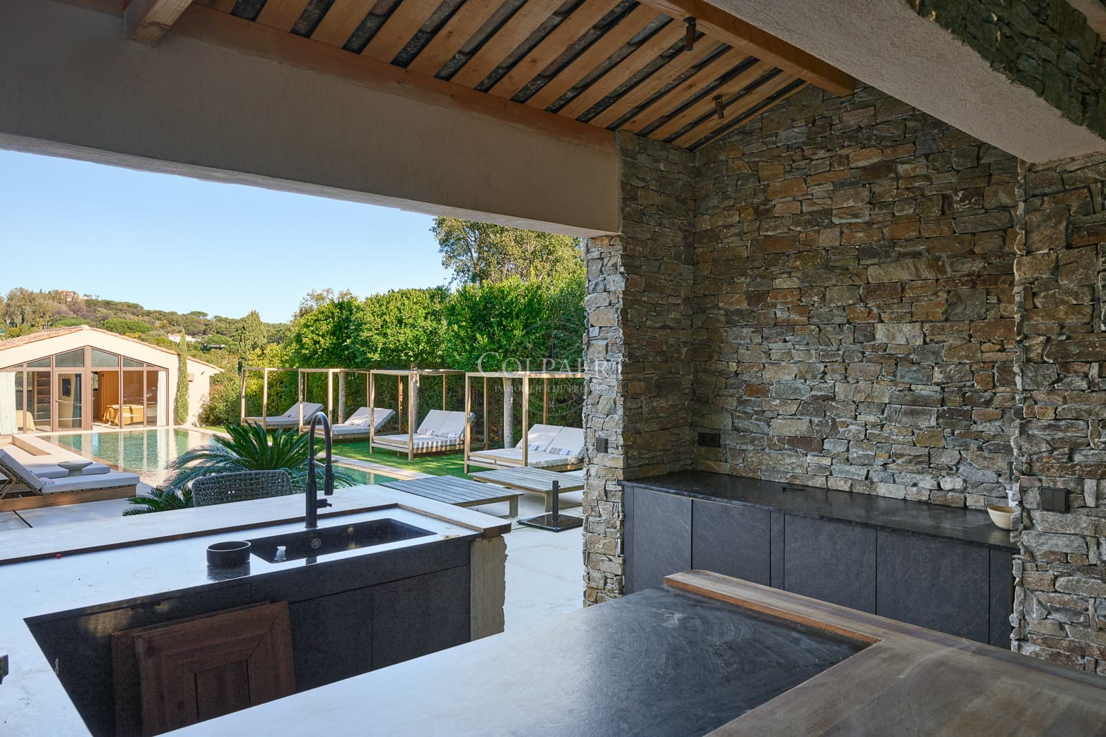 Spacieuse terrasse extérieure idéale pour profiter du climat de la Côte d’Azur dans cette villa de luxe à vendre à Ramatuelle près de Pampelonne.