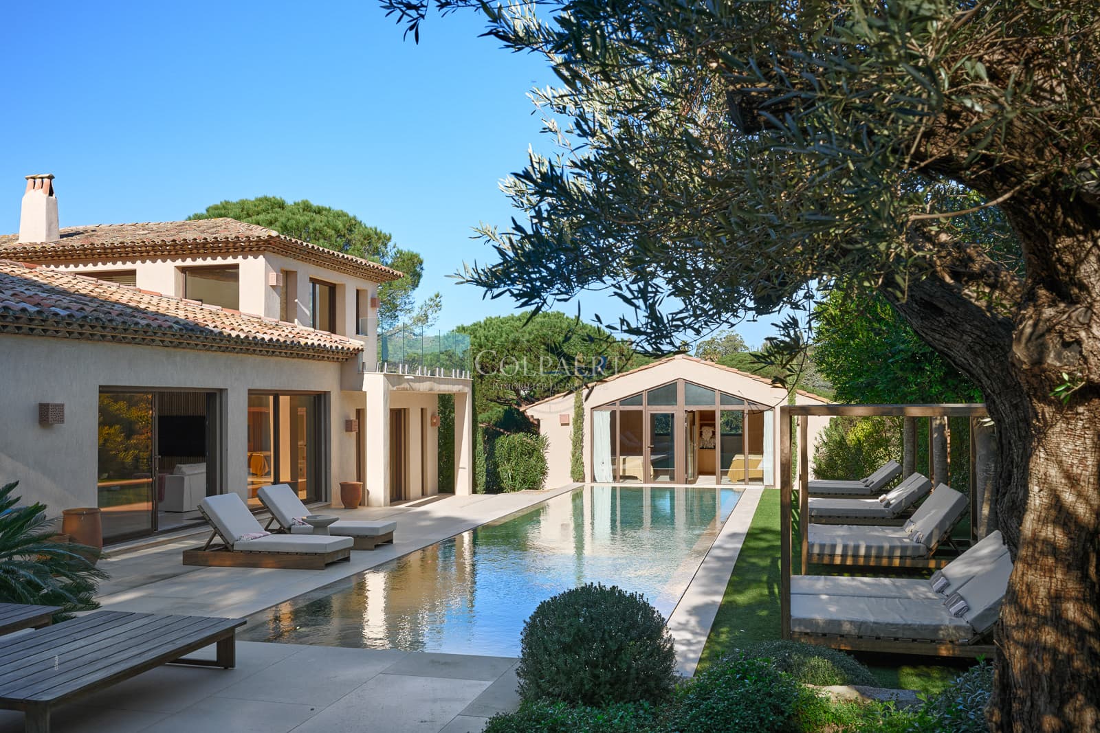 Façade élégante de cette villa de luxe neuve à vendre à Ramatuelle, située dans un domaine privé exclusif à proximité immédiate des plages de Pampelonne.