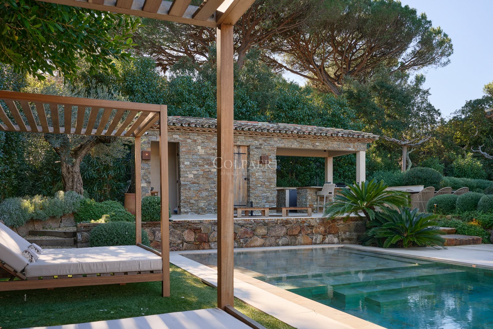 Magnifique jardin paysager méditerranéen entourant cette villa de luxe à vendre à Ramatuelle avec piscine, jacuzzi et terrain de pétanque.