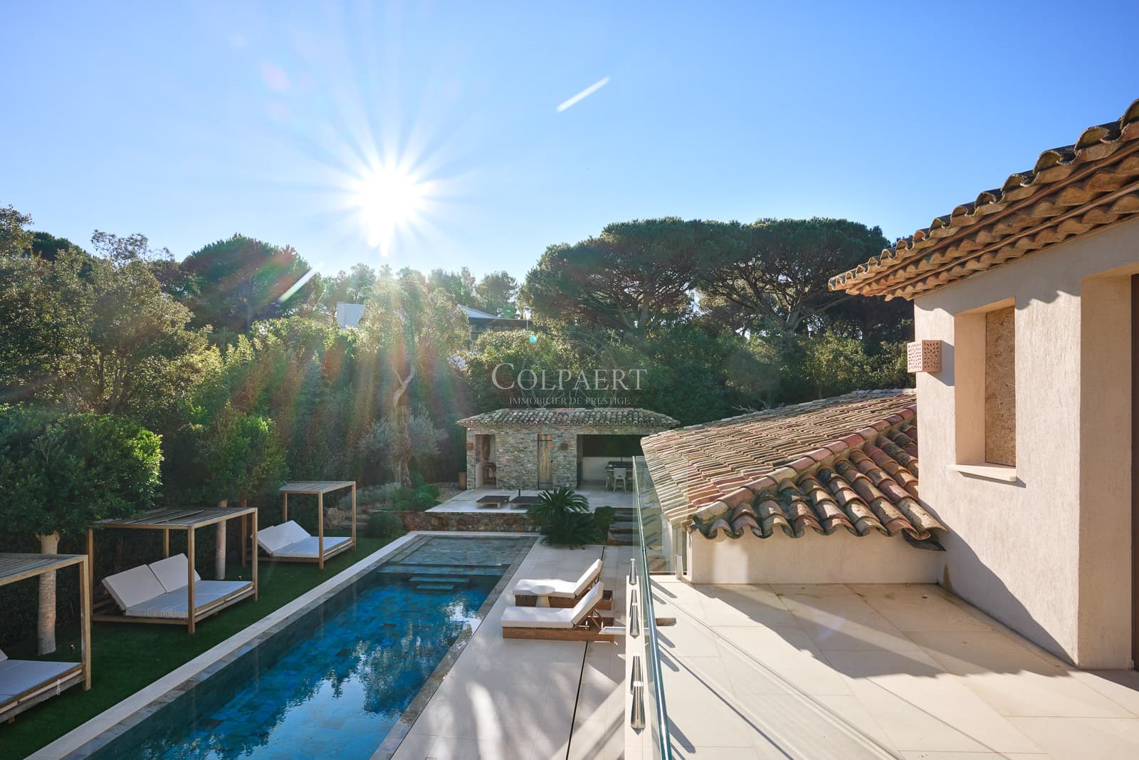 Vue dégagée sur la pinède avec aperçu mer depuis cette villa de luxe à vendre à Ramatuelle, idéalement située près des plages de Pampelonne.