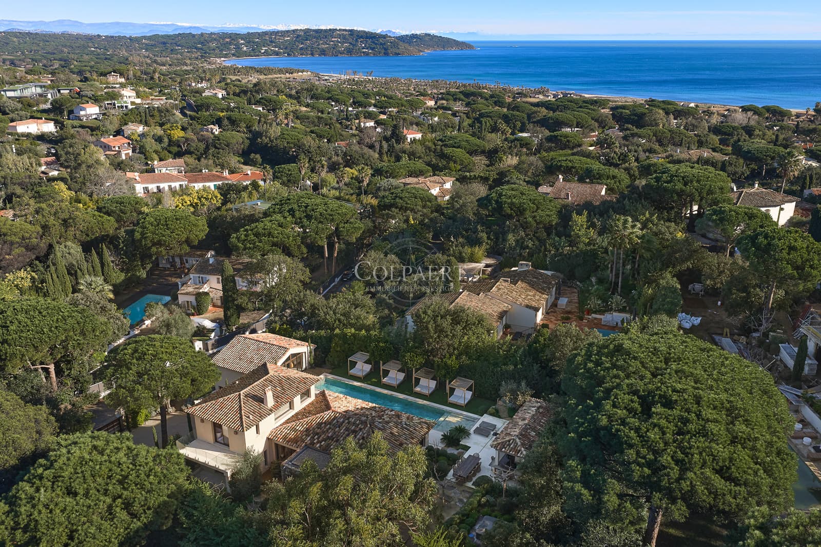 Vue dégagée sur la pinède avec aperçu mer depuis cette villa de luxe à vendre à Ramatuelle, idéalement située près des plages de Pampelonne.