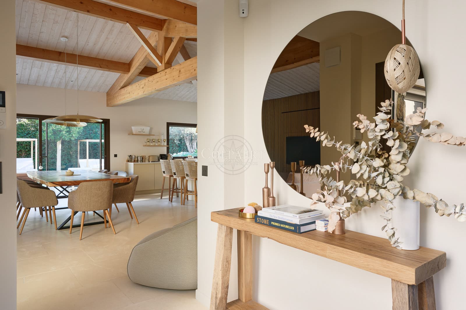 Salon lumineux avec plafonds cathédrale et larges baies vitrées dans cette villa contemporaine à vendre à Ramatuelle proche des plages de Pampelonne.